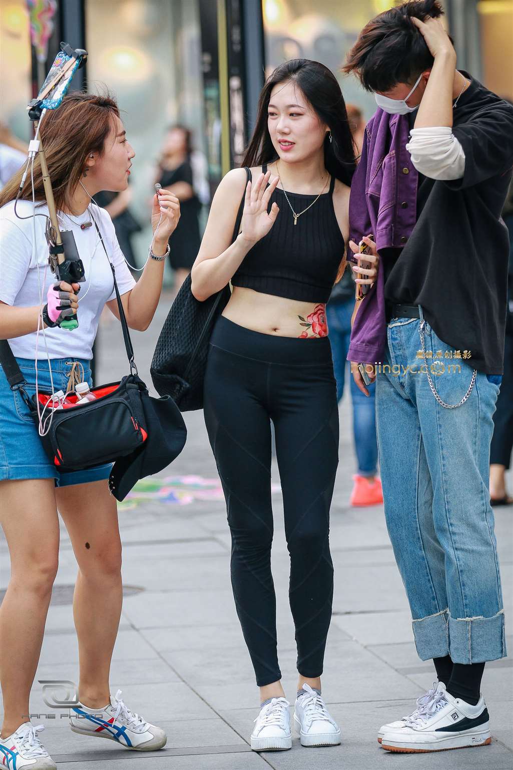 图片[1]-漂亮的腰间花纹-街拍流行馆