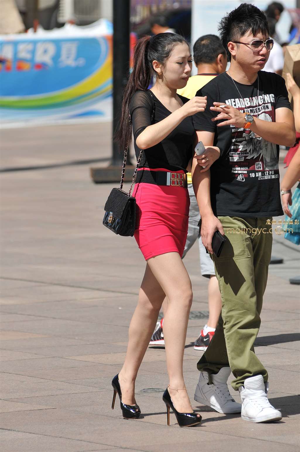 图片[1]-粉红女郎：哥哥我也要来一口-街拍流行馆