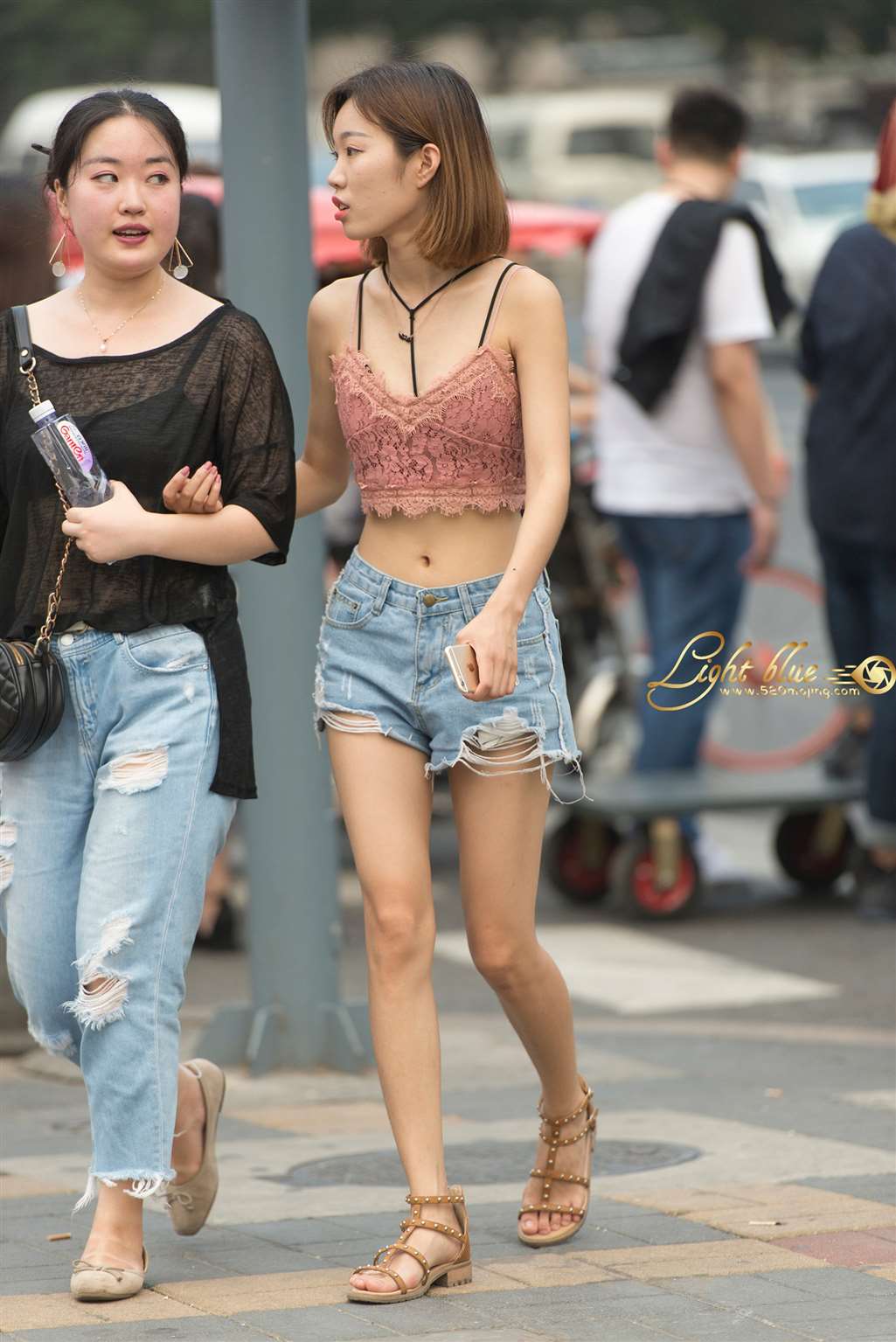 图片[1]-蕾丝吊带小背心-街拍流行馆