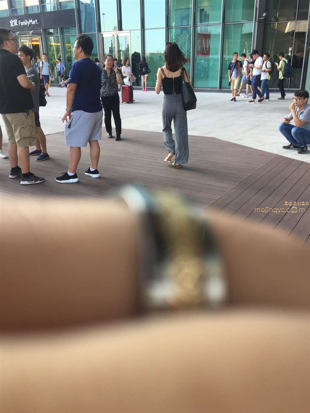 图片[2]-黑色小背心灰色连衣裤-街拍流行馆