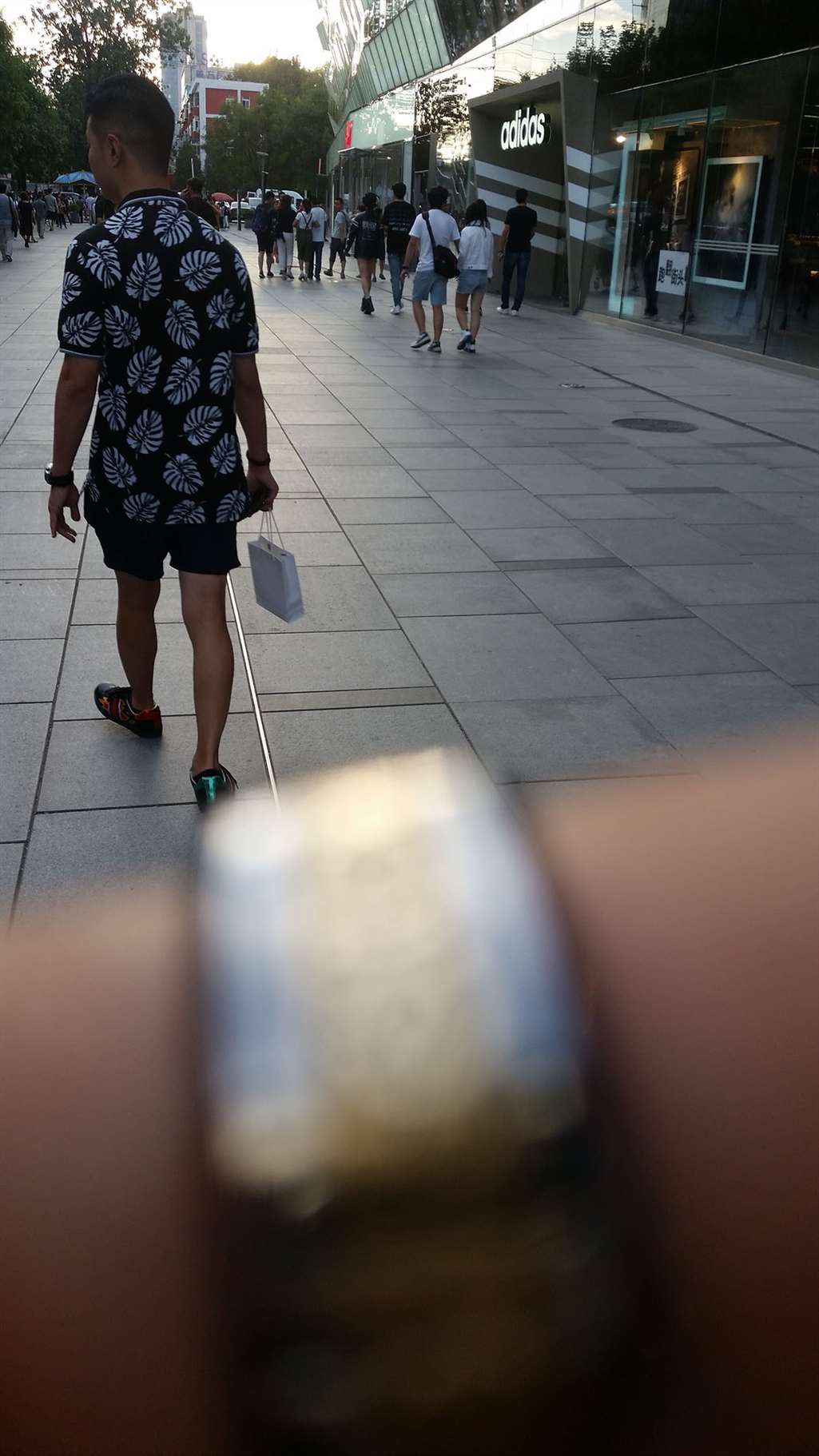 图片[3]-酷劲十足超短热裤-街拍流行馆