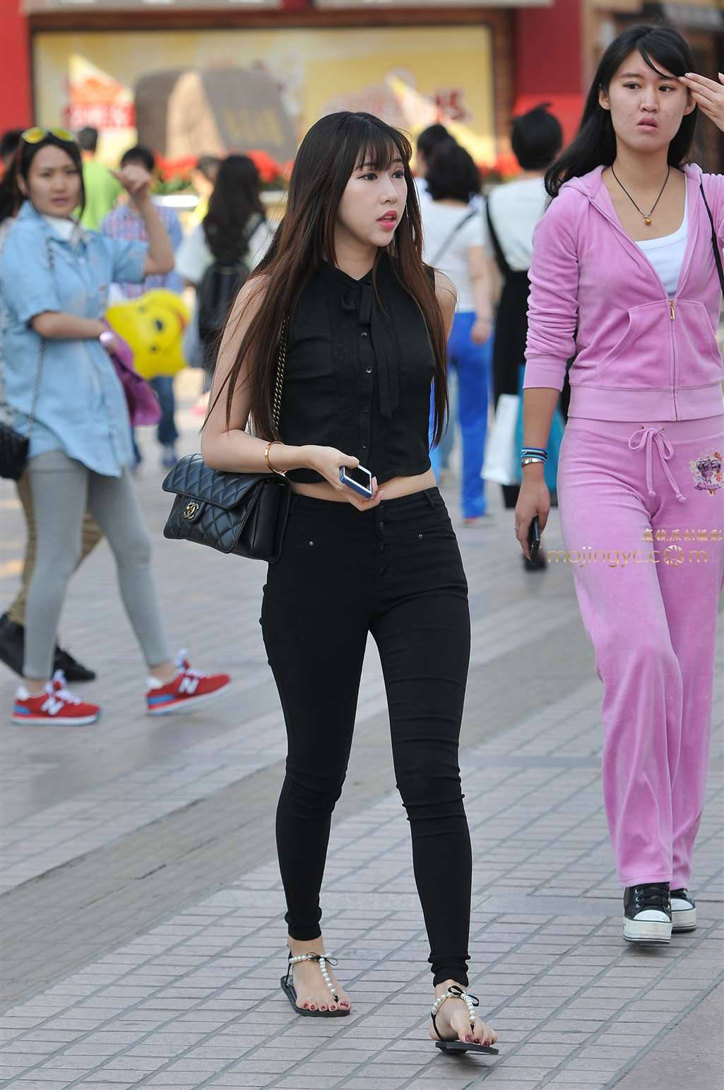 图片[5]-曲线玲珑的黑紧身裤 娃娃脸美女-街拍流行馆