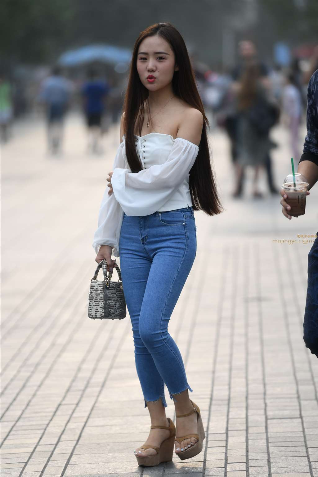 图片[1]-紧牛翘臀长发小妹-街拍流行馆