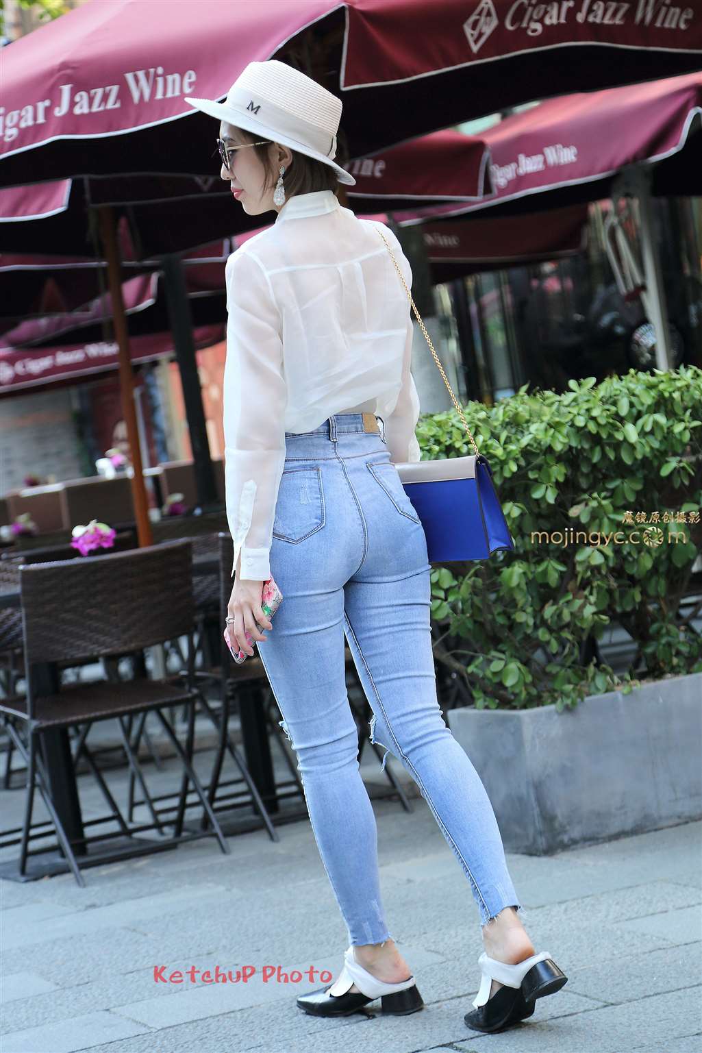 图片[1]-浅蓝色紧牛凸显美女好身材-街拍流行馆