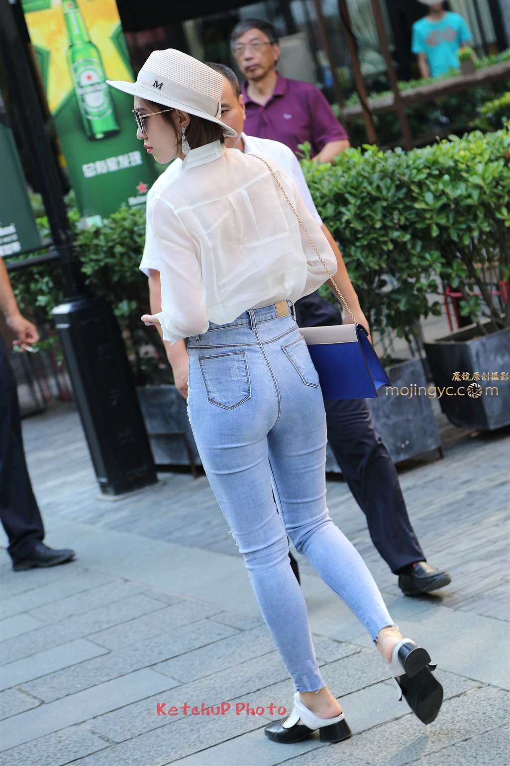 图片[2]-浅蓝色紧牛凸显美女好身材-街拍流行馆