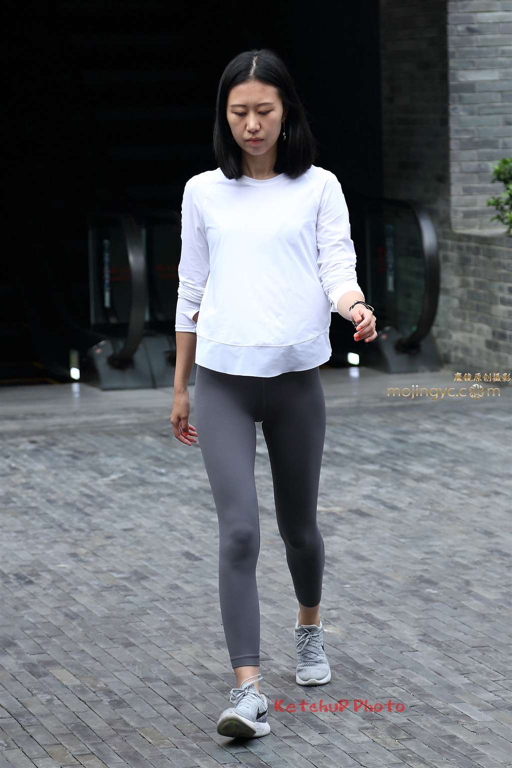 图片[3]-紧身瑜珈裤妹子走路飞快-街拍流行馆