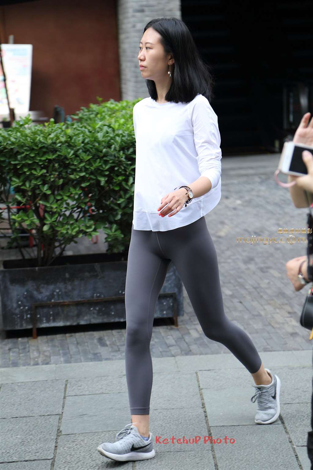 图片[5]-紧身瑜珈裤妹子走路飞快-街拍流行馆