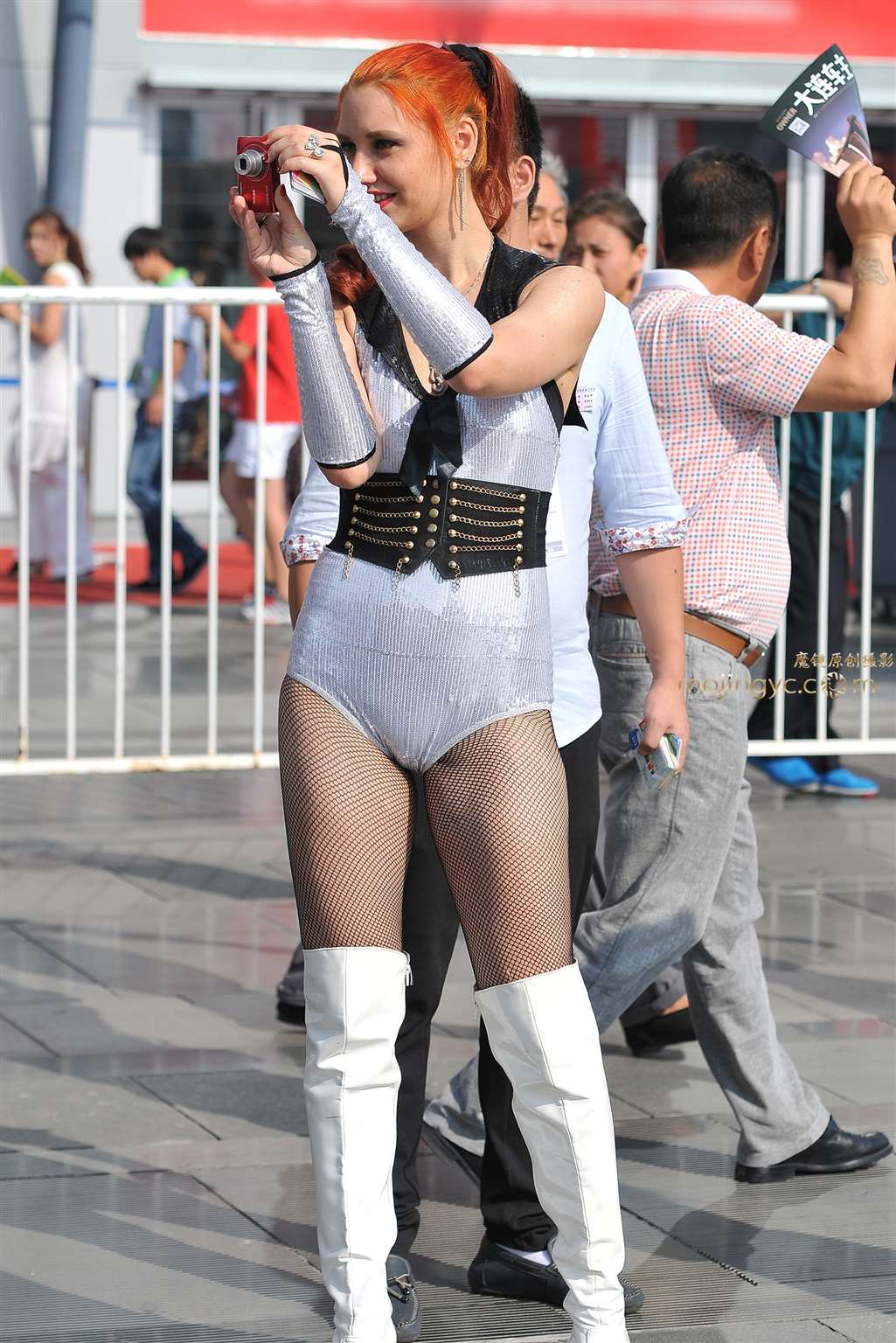 图片[3]-180CM 亮银紧身 黑网丝 性感洋车模-街拍流行馆