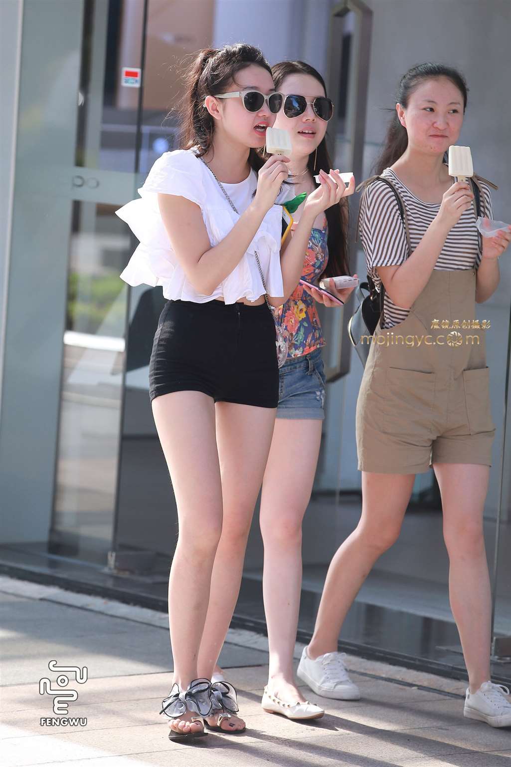 图片[1]-紧身热裤，美腿，拖鞋-街拍流行馆
