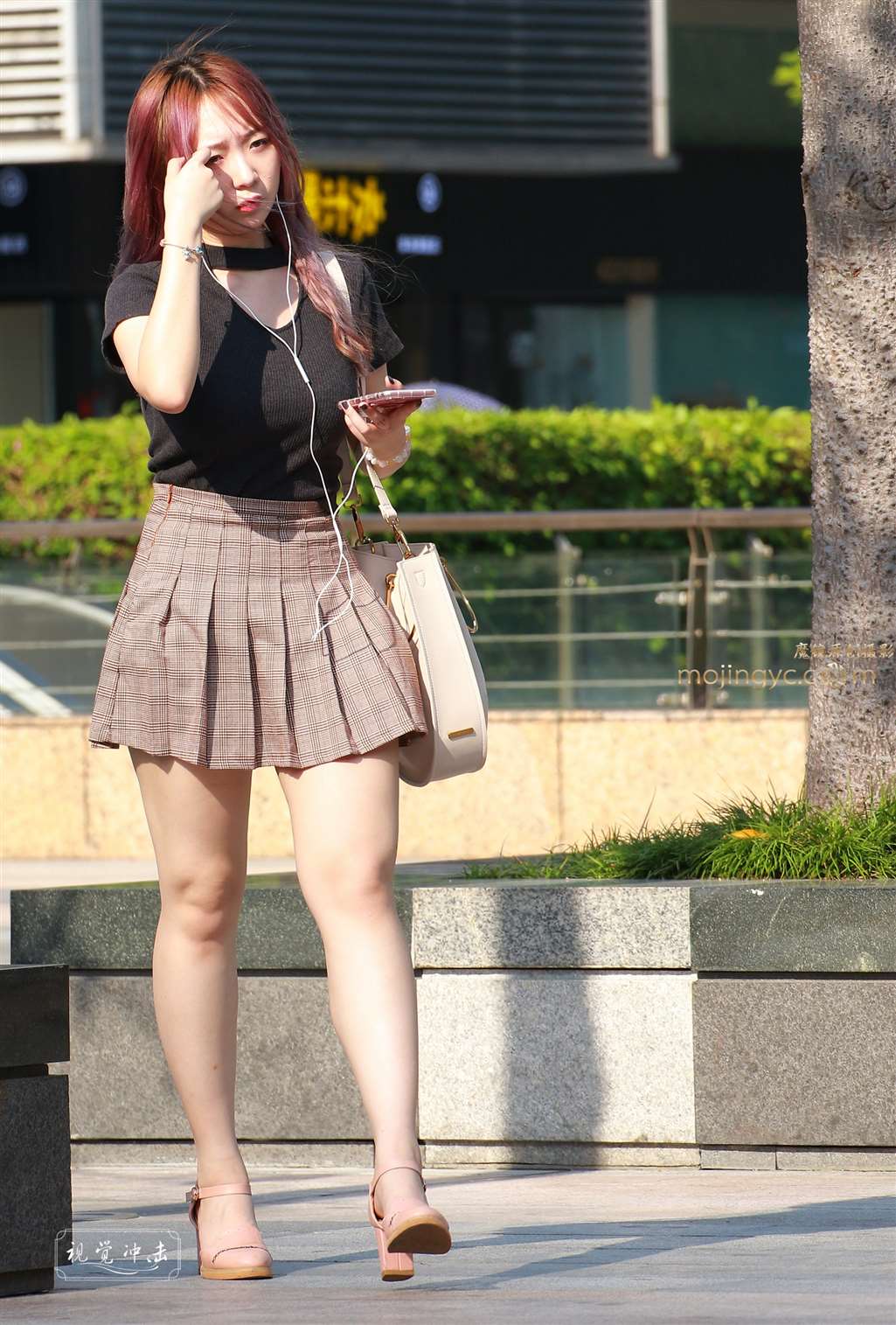 图片[5]-随风摆柳 短裙 白誓美腿 美女-街拍流行馆