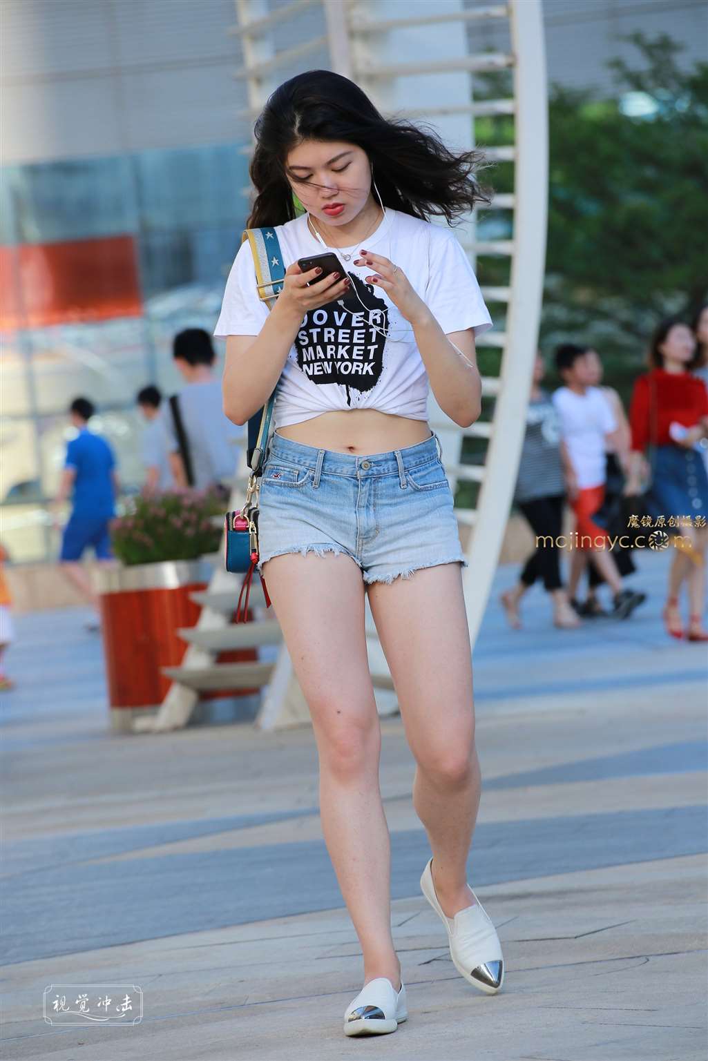图片[4]-性感露腰肚脐 热裤 美眉-街拍流行馆