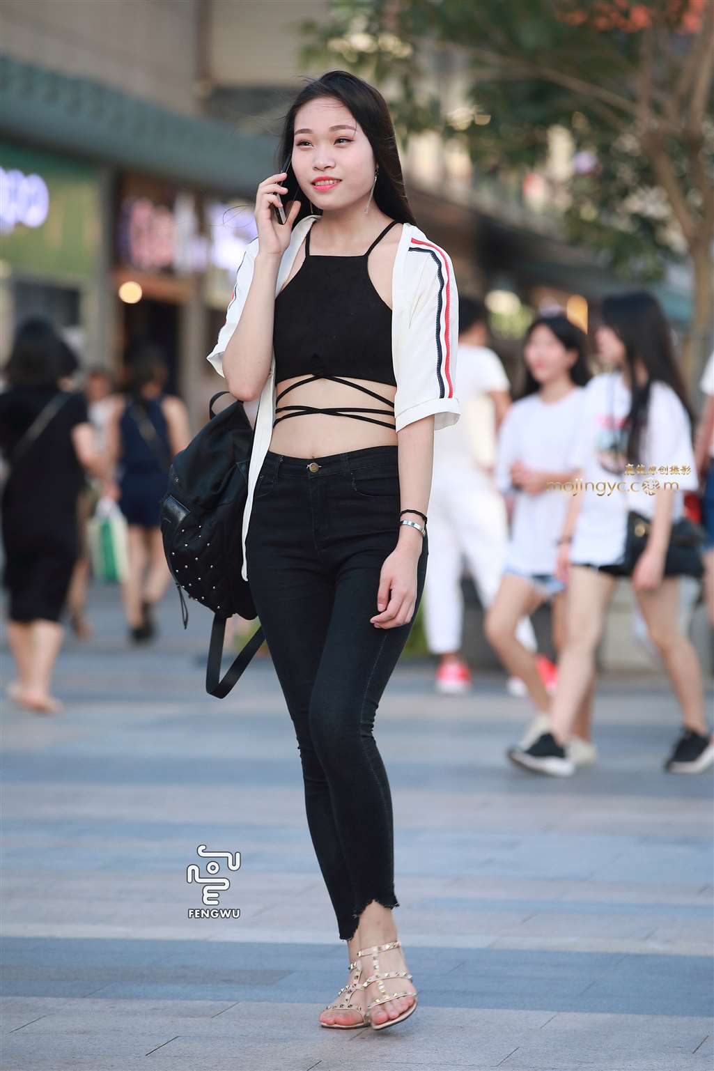 图片[1]-漏脐装，紧身裤-街拍流行馆