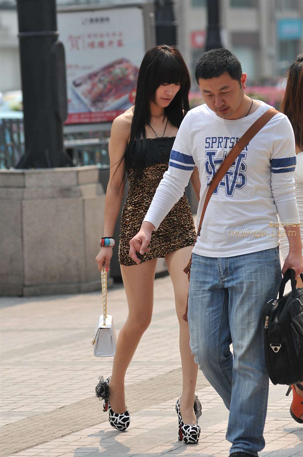 图片[3]-紧身豹纹超短裙 性感火辣-街拍流行馆