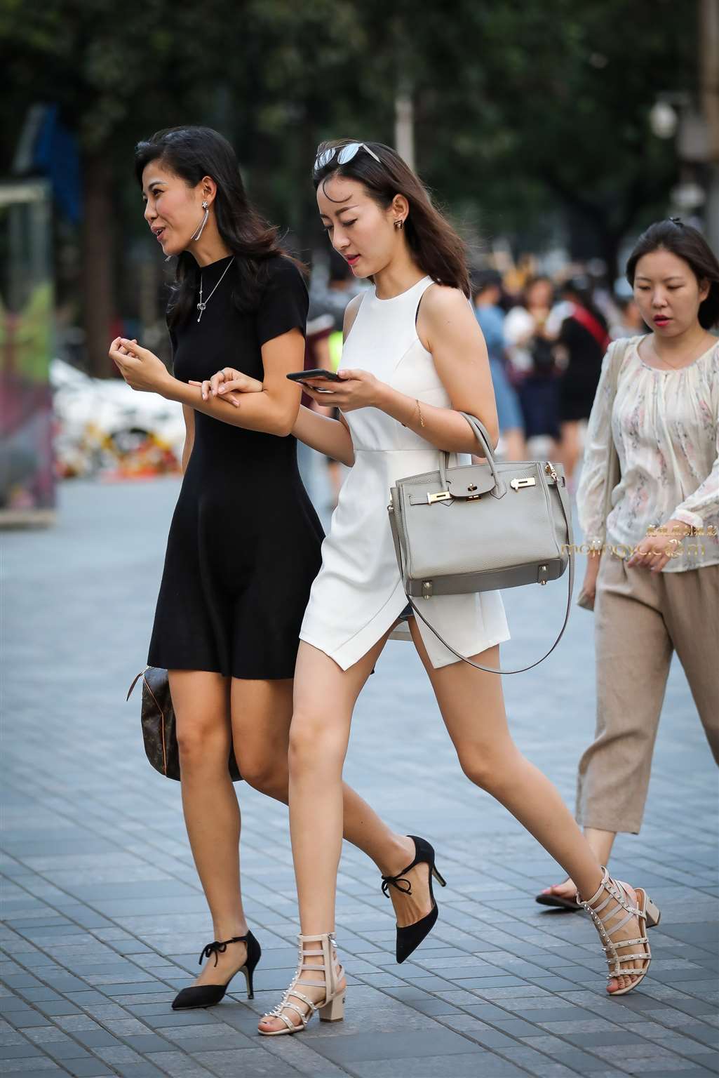 图片[1]-气质高跟少妇-街拍流行馆