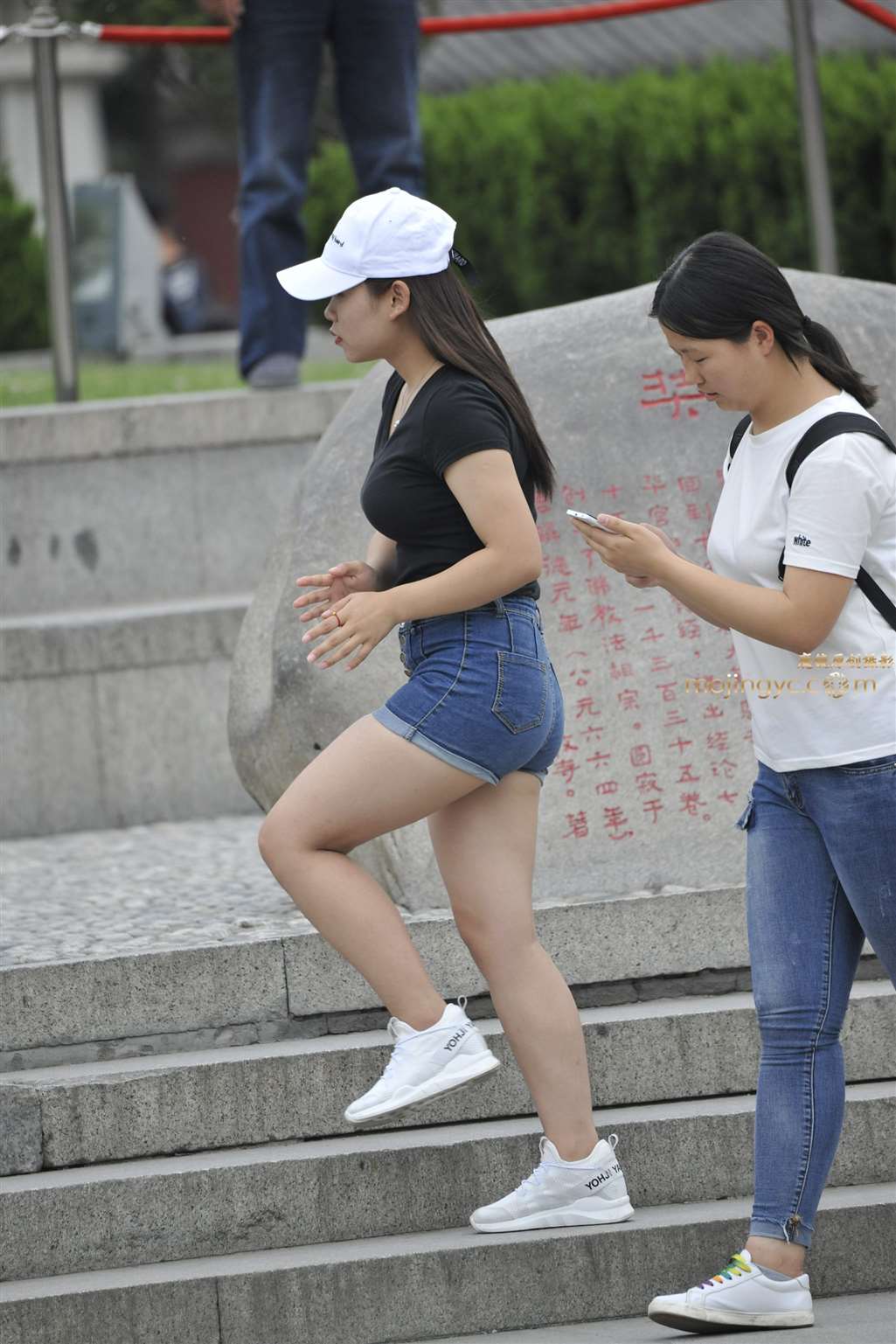 图片[1]-17-09-13丰满牛仔短裤小妹-街拍流行馆