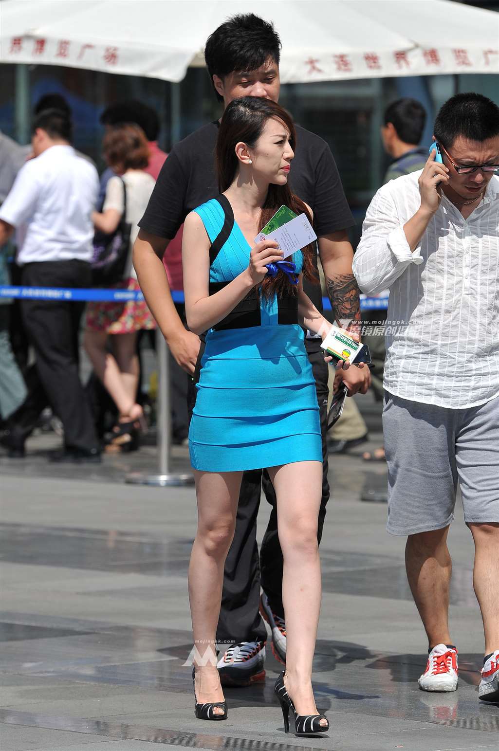 图片[1]-蓝色紧身短裙 丰胸诱惑-街拍流行馆