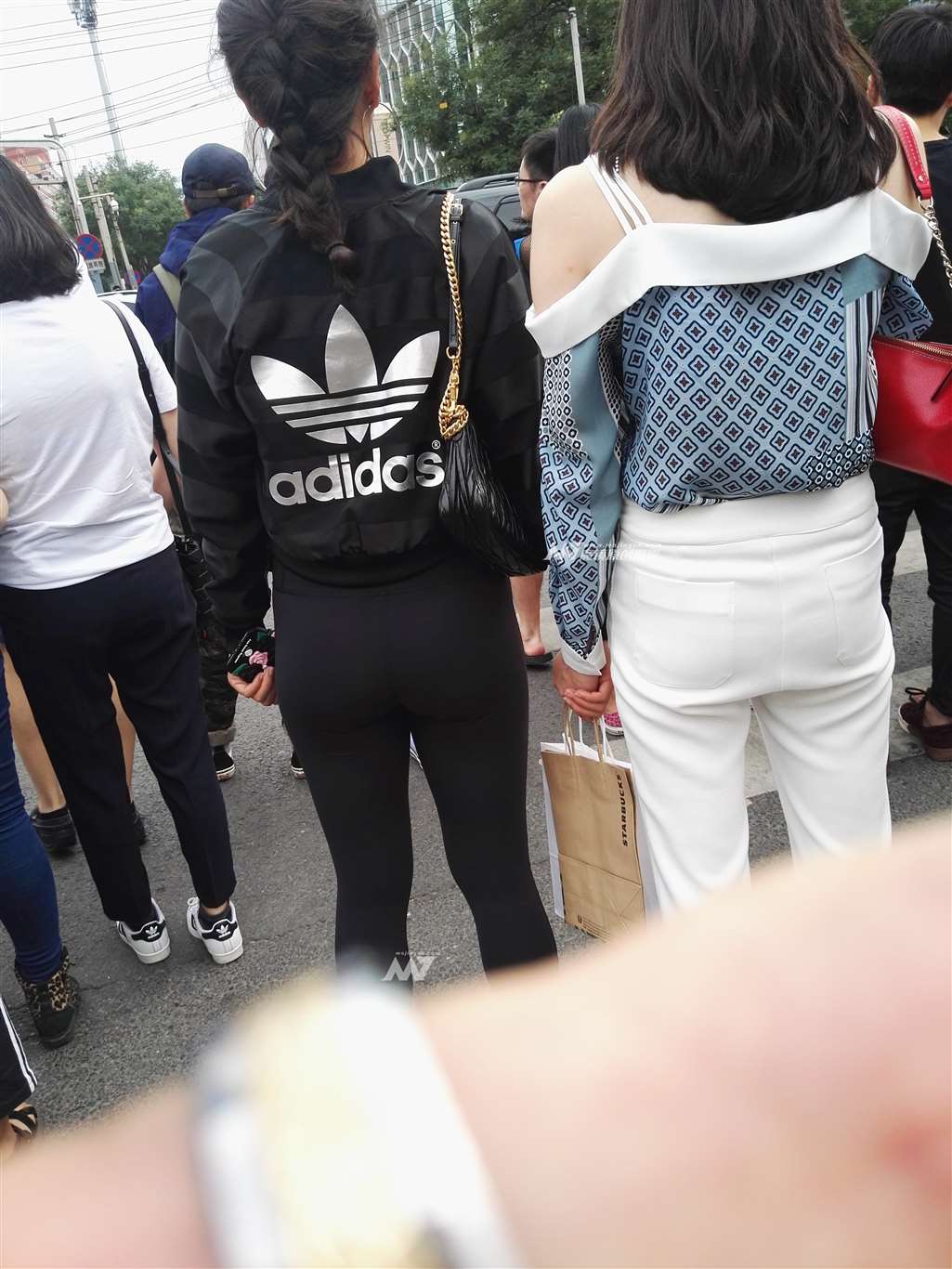 图片[3]-健美裤包裹出魔鬼般的性感身材-街拍流行馆