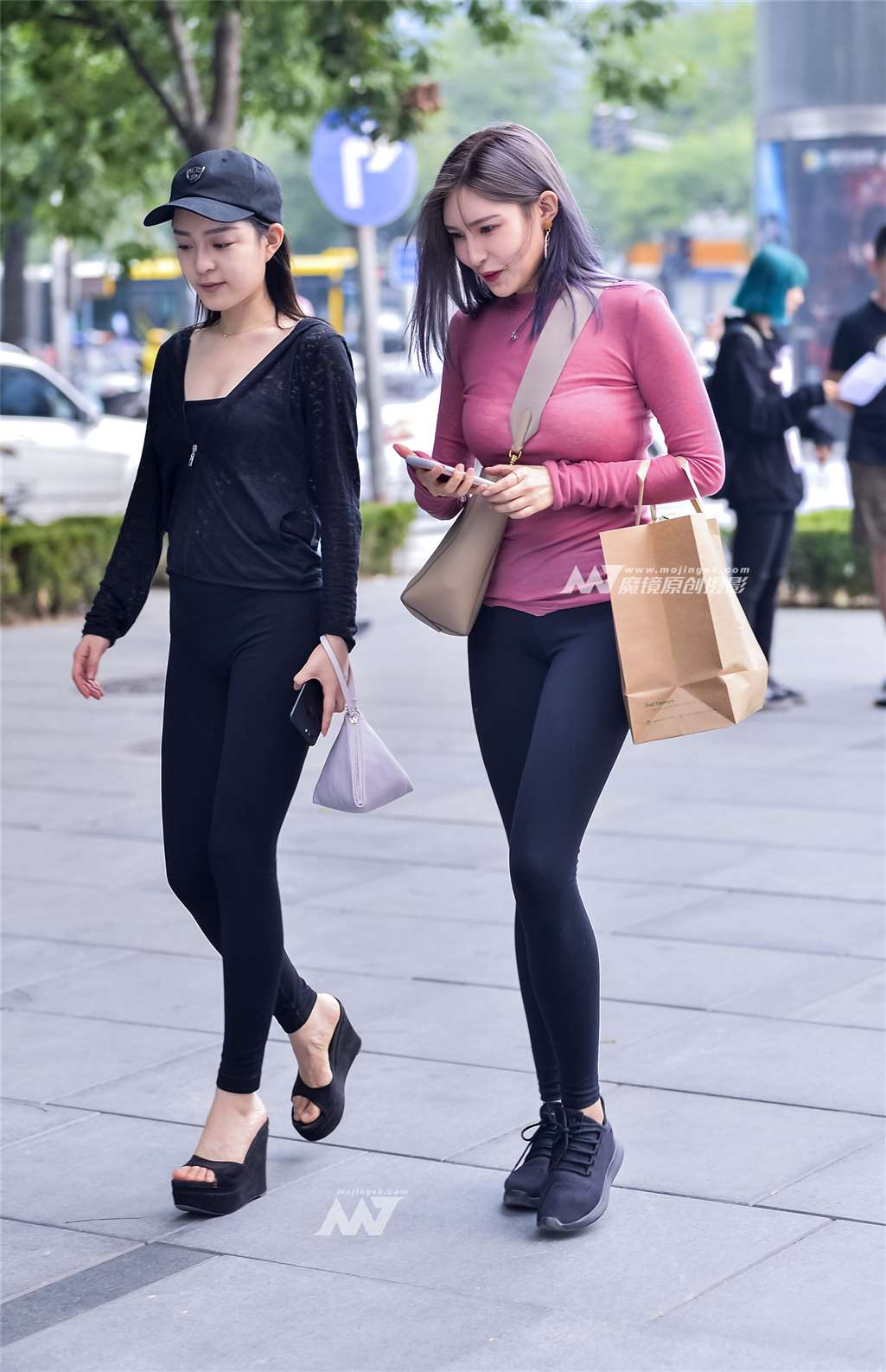 图片[1]-一对颜值完美性感迷人的闺蜜-街拍流行馆