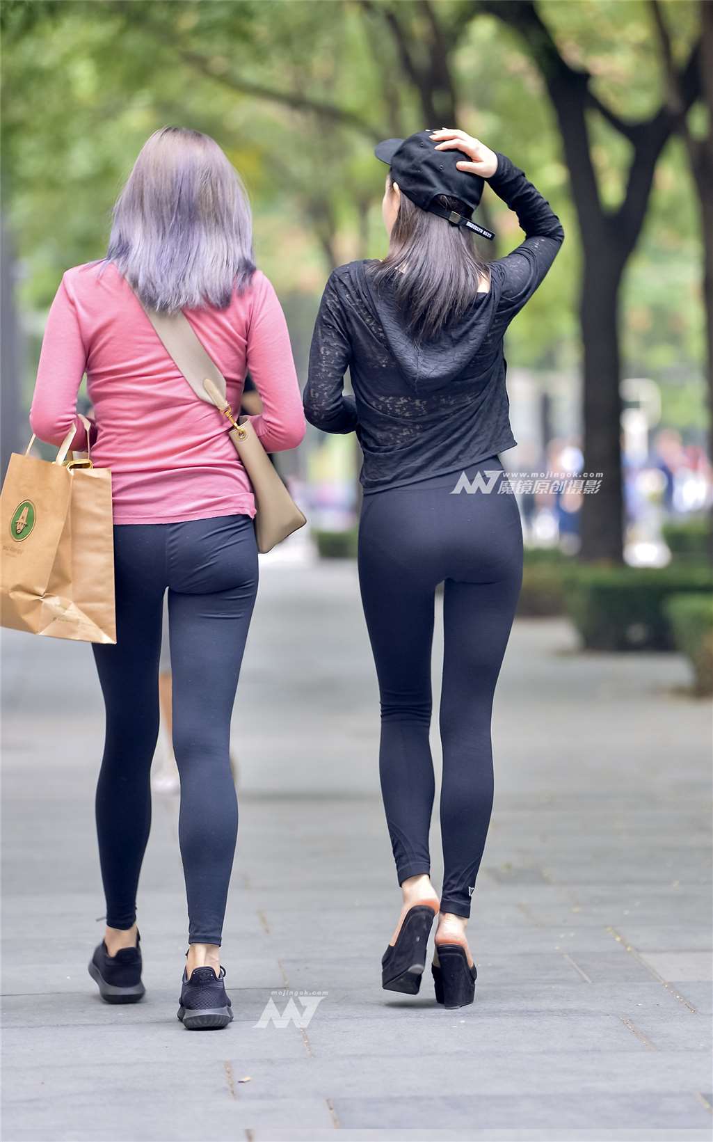 图片[2]-一对颜值完美性感迷人的闺蜜-街拍流行馆