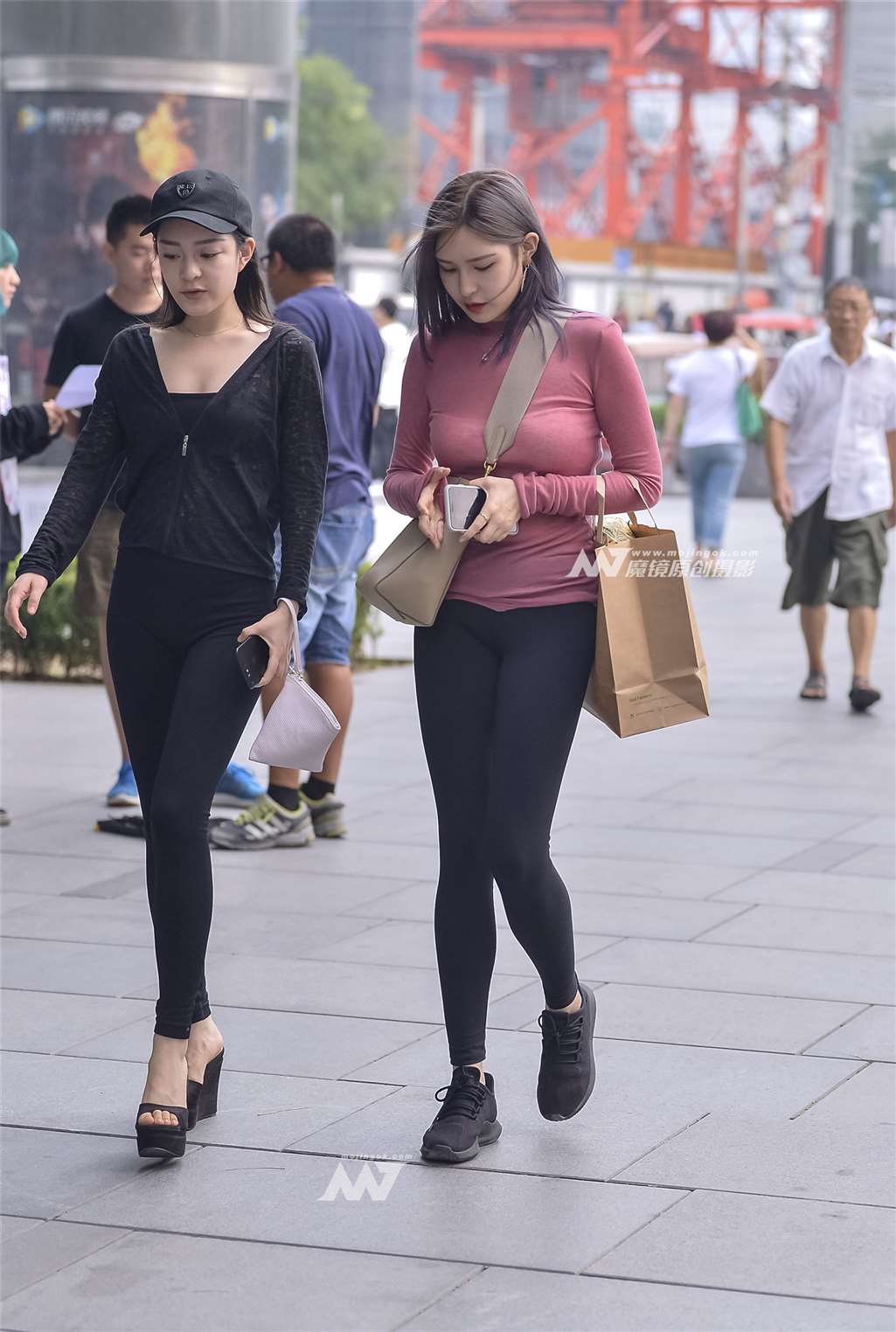 图片[4]-一对颜值完美性感迷人的闺蜜-街拍流行馆
