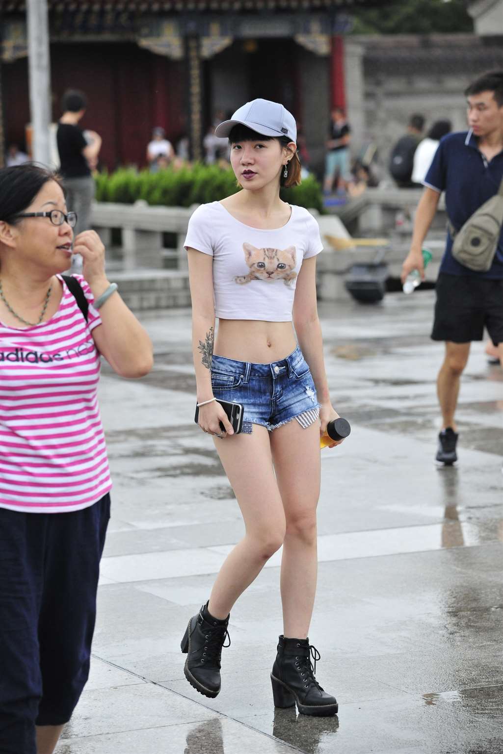 图片[1]-第六届当头第二帖：性感紧身小短裤-街拍流行馆