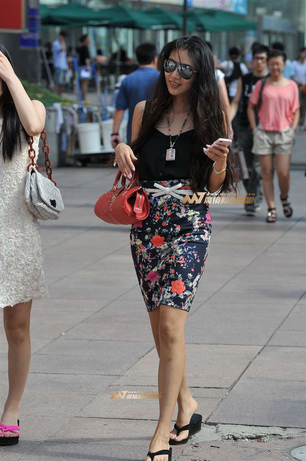 图片[1]-紧身花短裙 时尚气质的墨镜美女-街拍流行馆