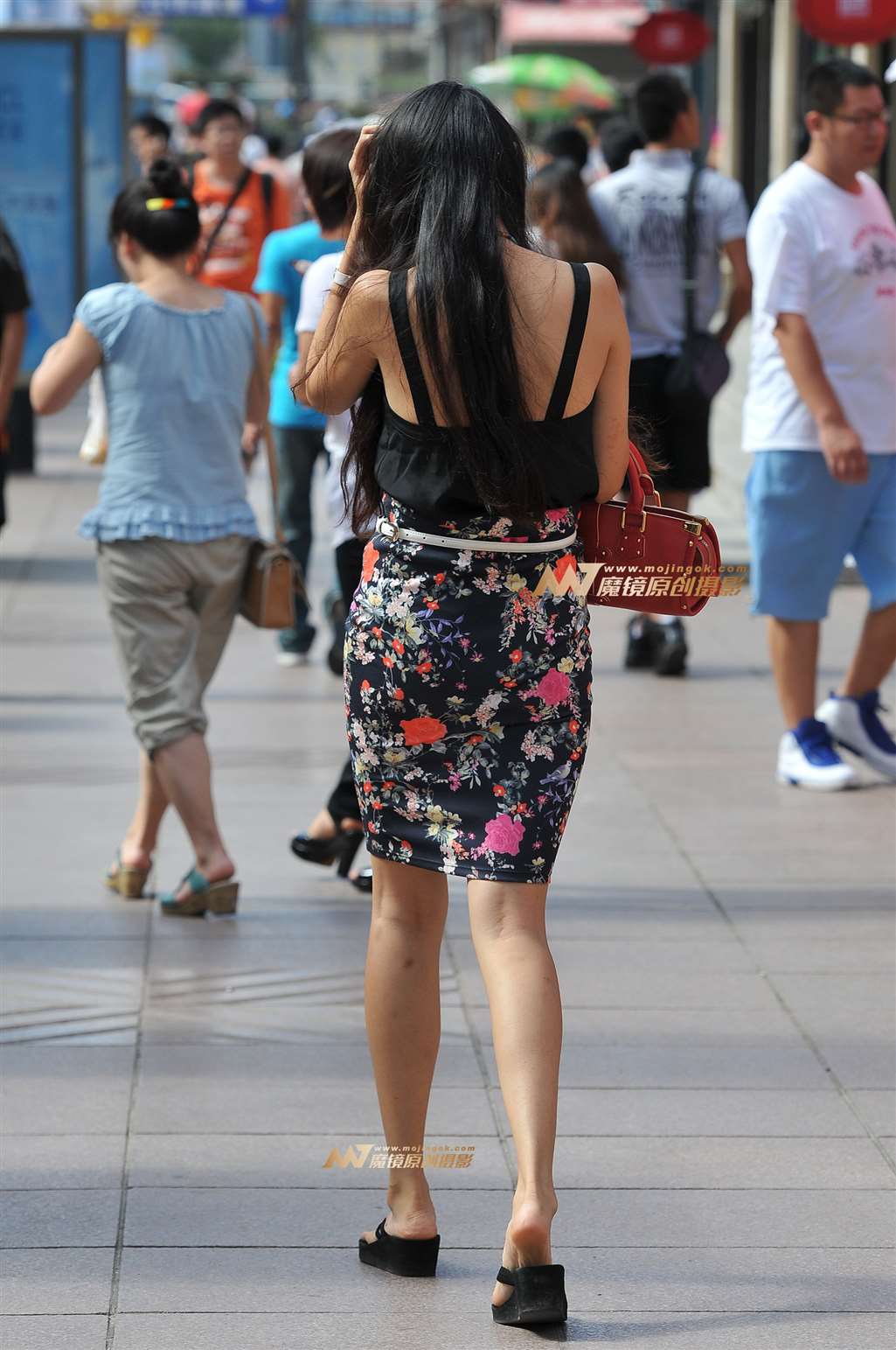 图片[2]-紧身花短裙 时尚气质的墨镜美女-街拍流行馆