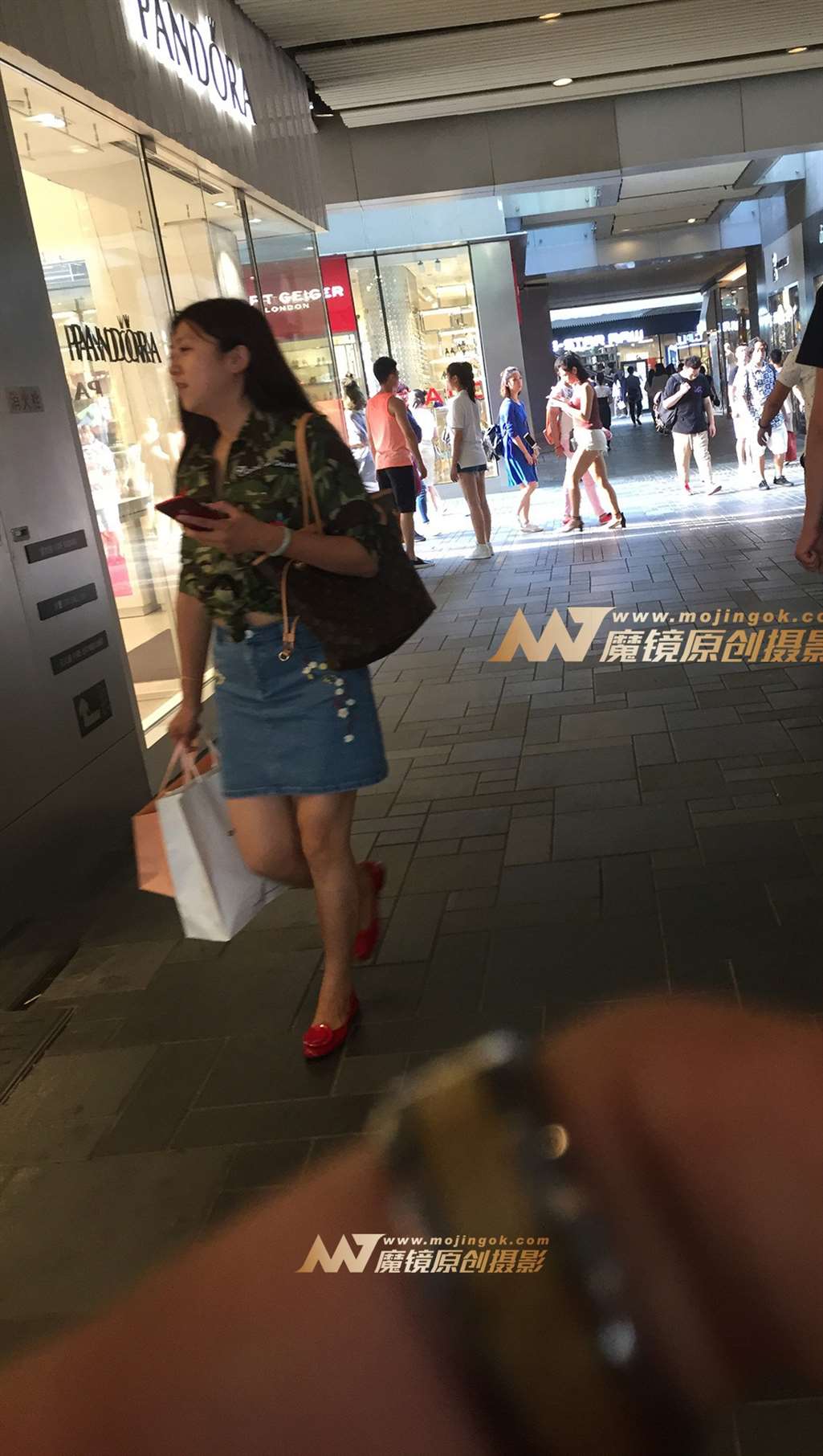 图片[3]-白色热裤美妙月牙-街拍流行馆