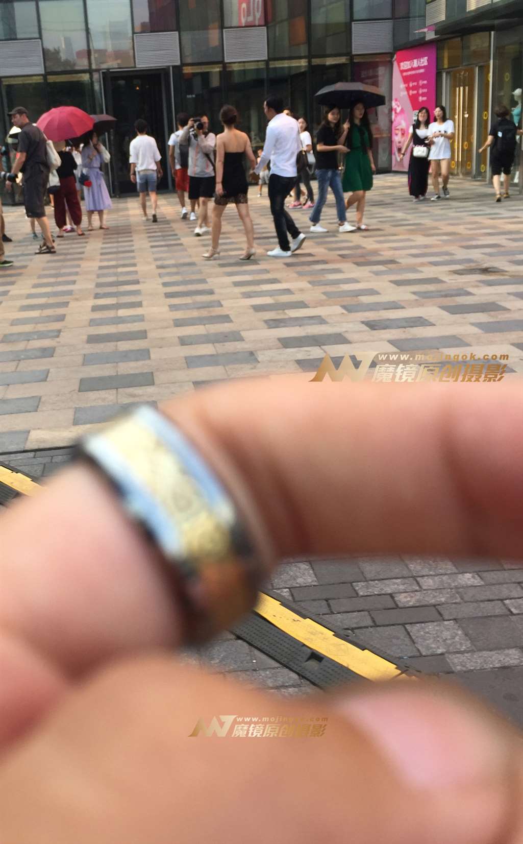 图片[3]-胸衣式露背蕾丝裙-街拍流行馆