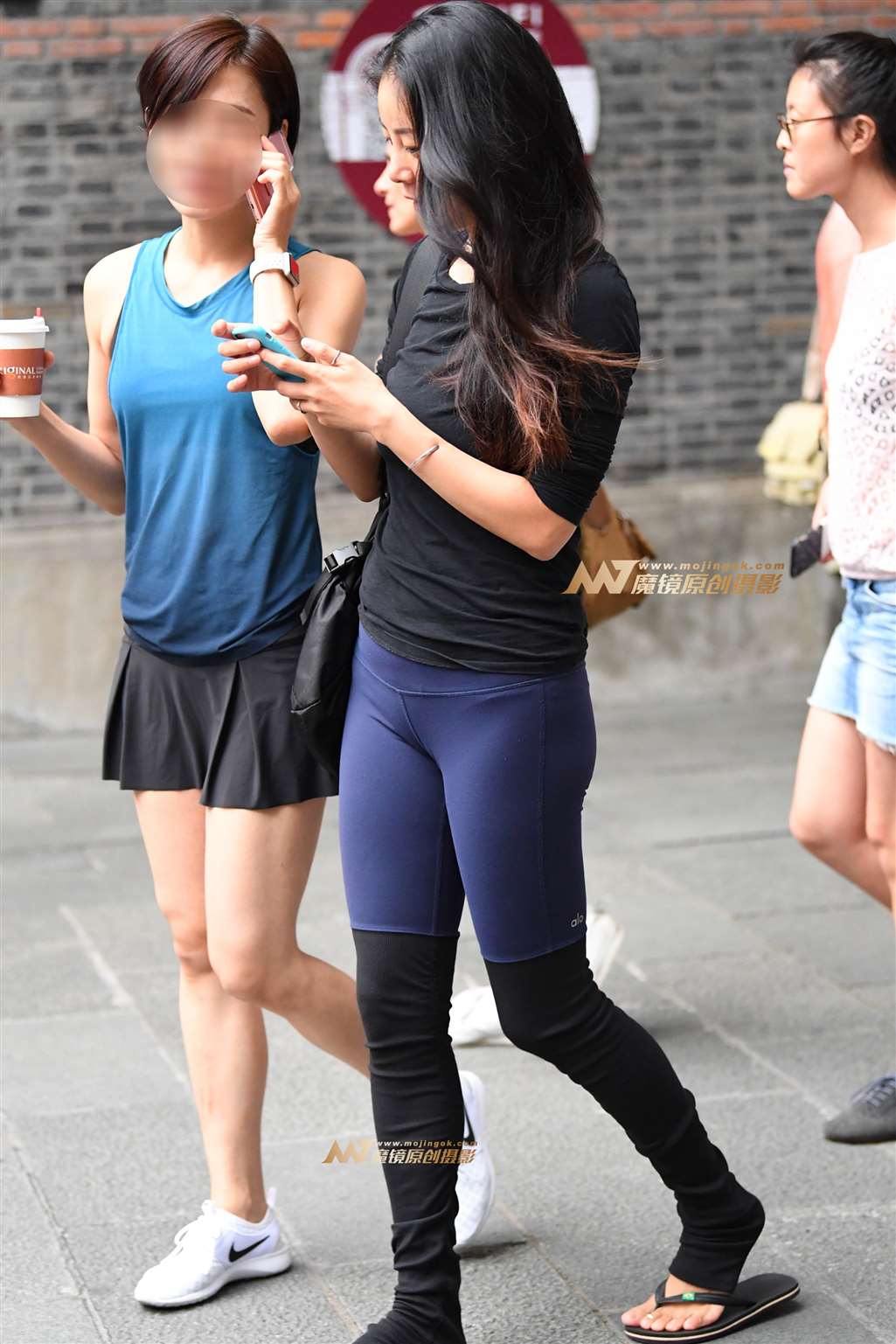 图片[1]-蓝色紧身瑜伽裤长靴少妇-街拍流行馆