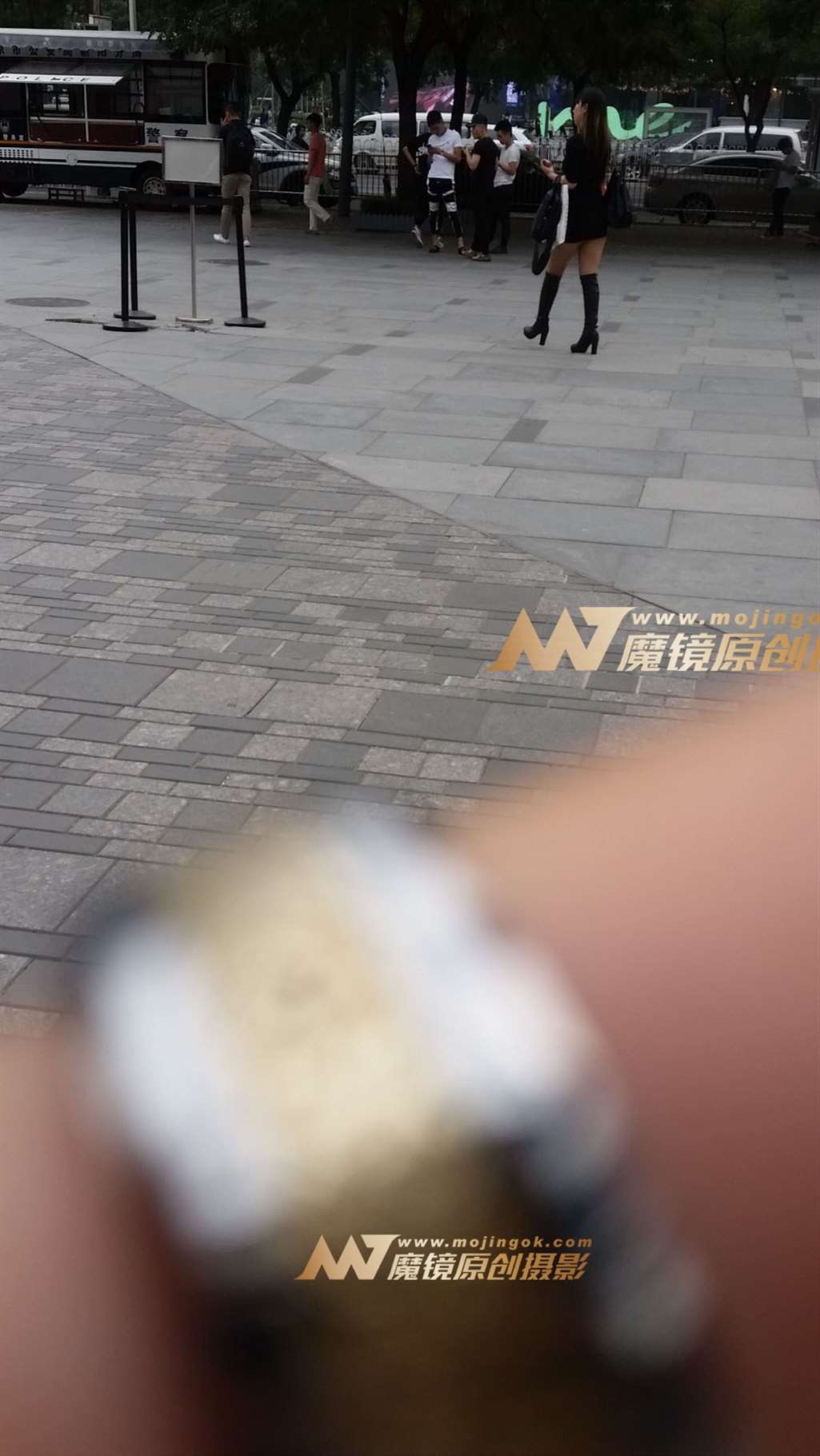 图片[3]-韩国美眉喜欢穿超短裙-街拍流行馆