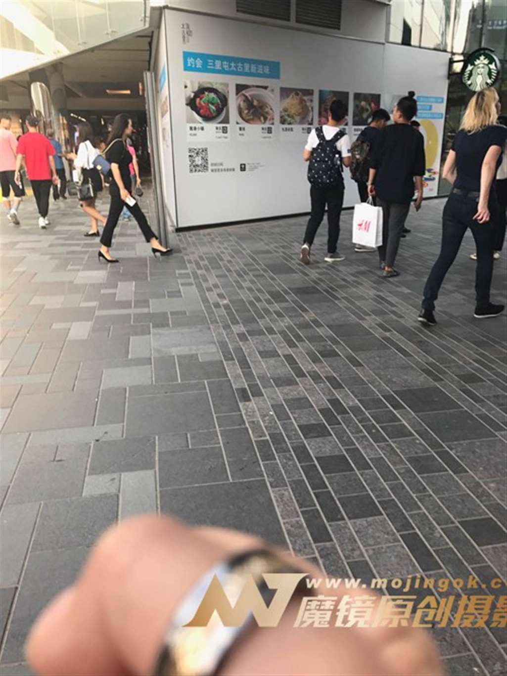 图片[2]-黑裤少妇-街拍流行馆