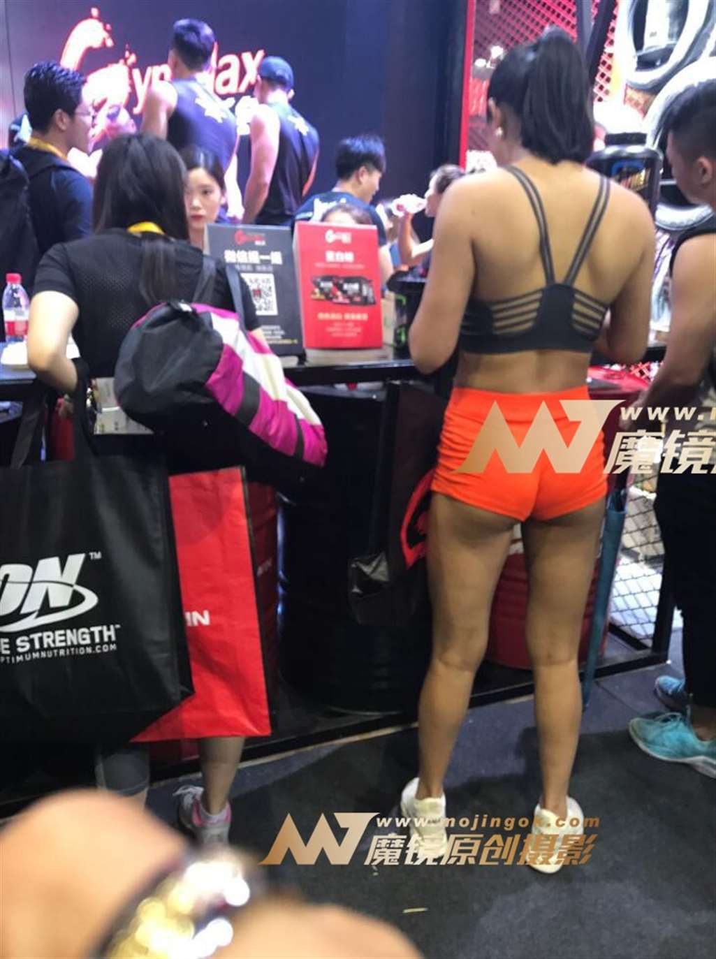 图片[2]-超短粉红健体热裤美女-街拍流行馆