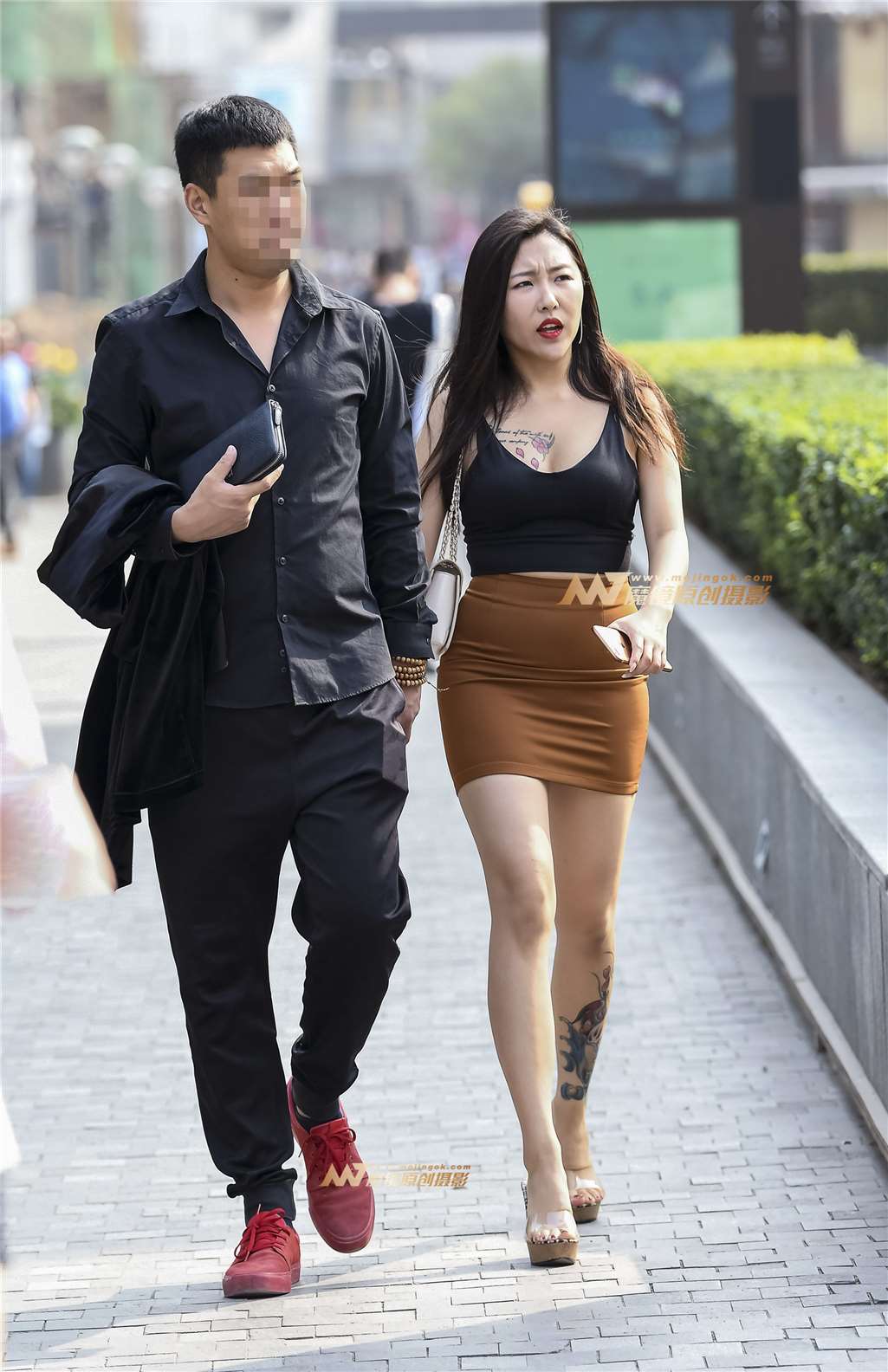 图片[1]-吊带美胸包裙紧绷图显美臀迷人-街拍流行馆