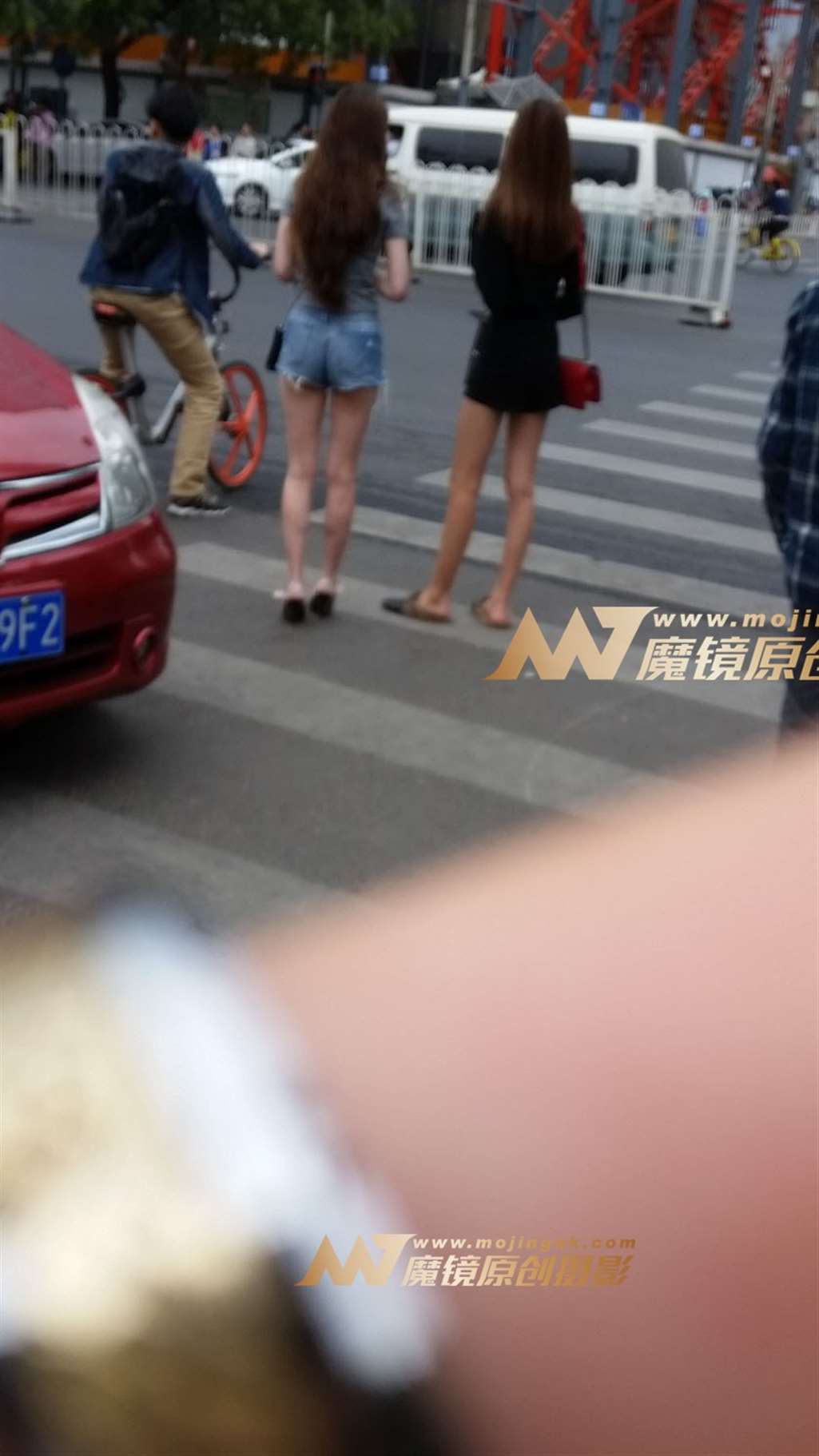 图片[3]-性感雪白美腿-街拍流行馆