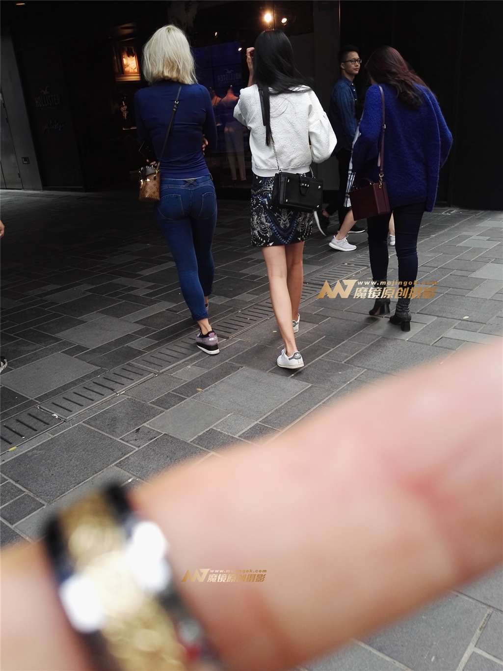 图片[3]-牛仔裤包出极品身材美女-街拍流行馆