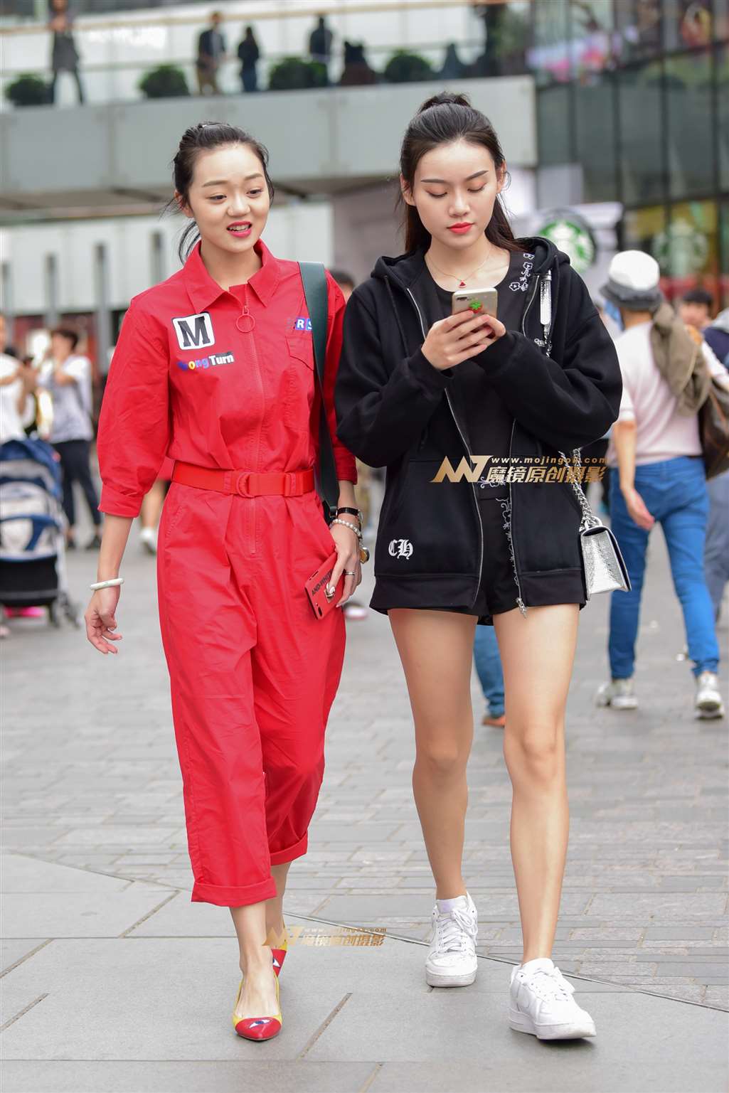 图片[1]-姐妹花 红与黑-街拍流行馆