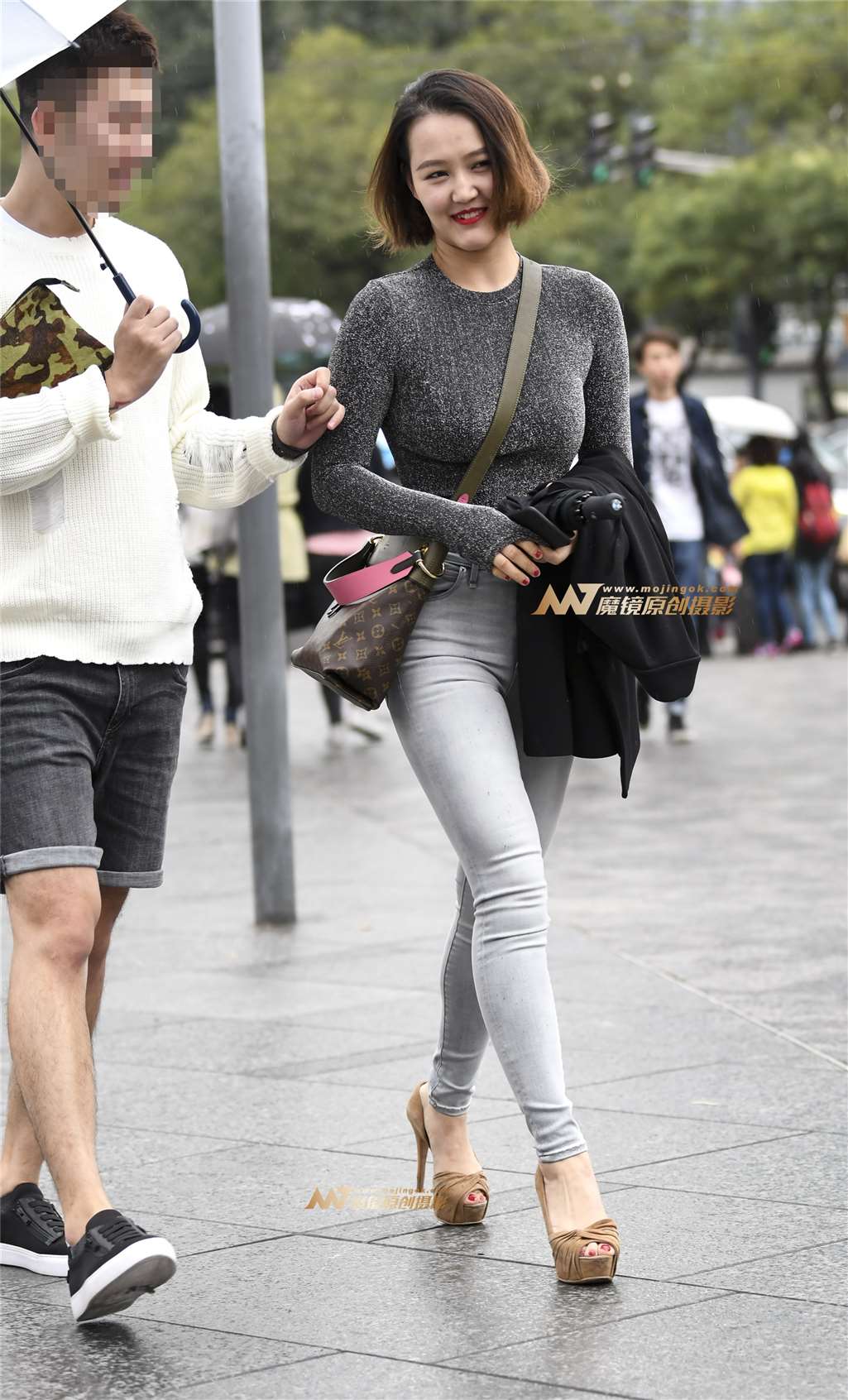 图片[1]-美女前凸后凹性感迷人-街拍流行馆