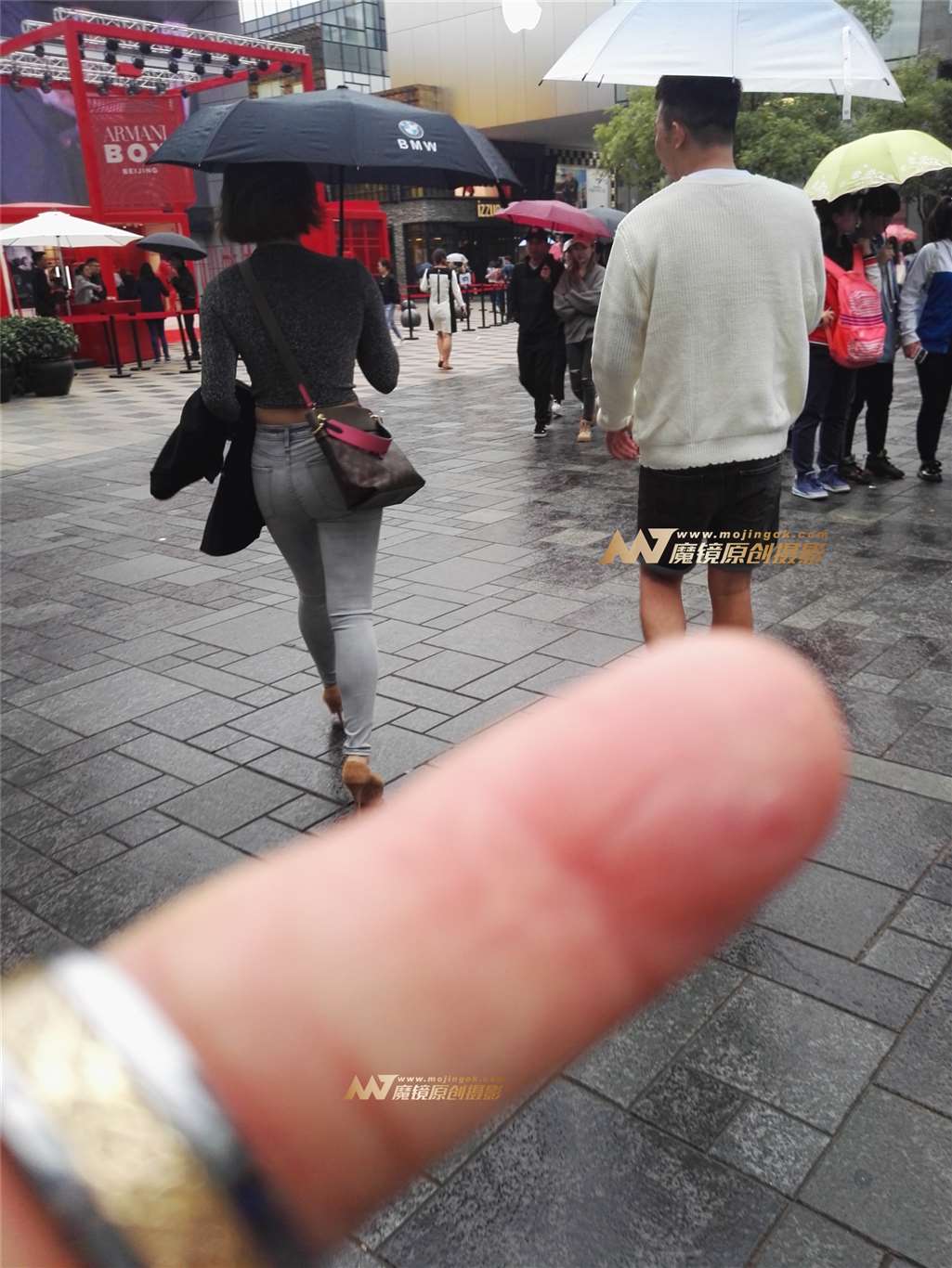 图片[3]-美女前凸后凹性感迷人-街拍流行馆