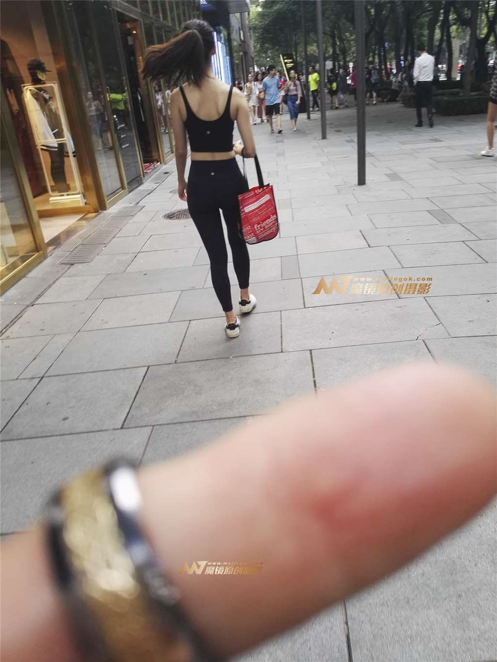 图片[3]-健美裤显好身材-街拍流行馆