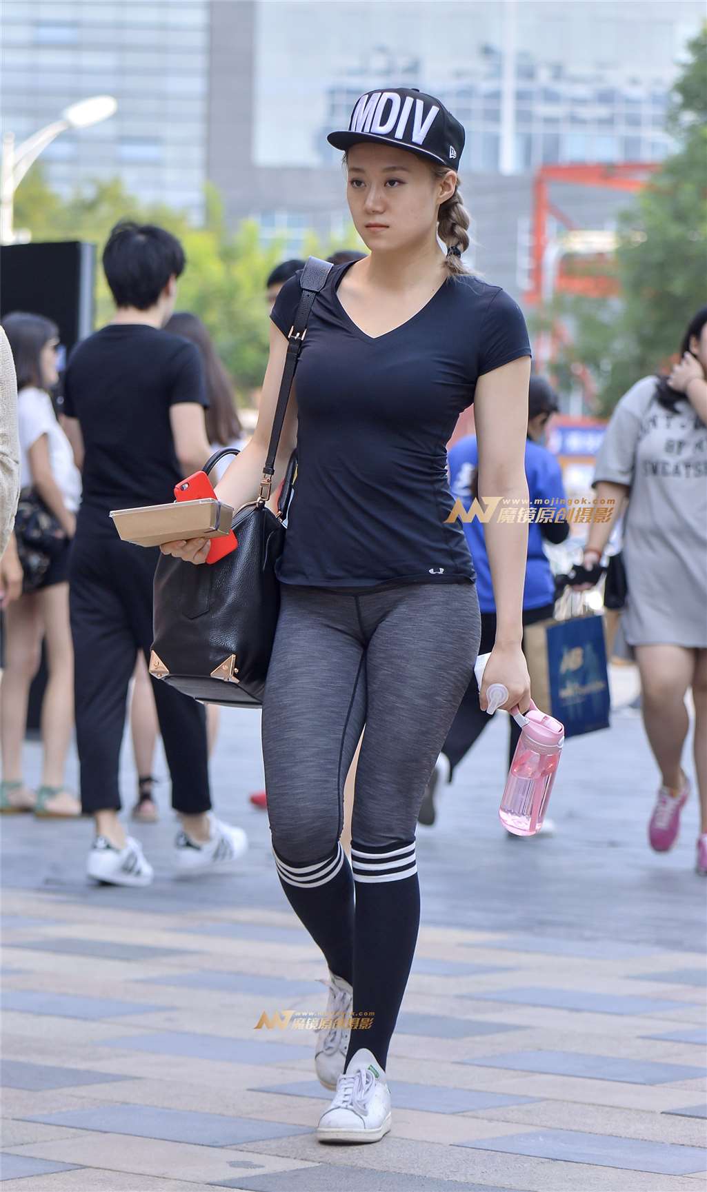 图片[1]-健美性感美臀-街拍流行馆