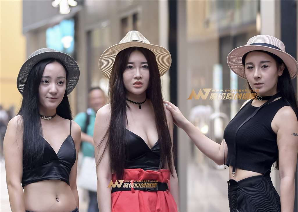 图片[1]-时尚性感美胸三姐妹-街拍流行馆