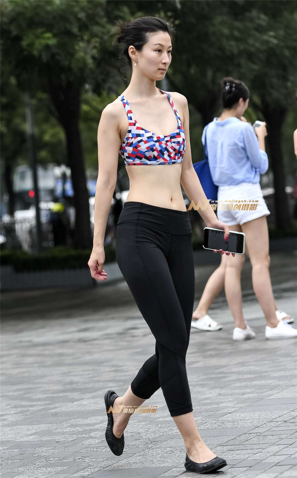 图片[1]-吊带美胸美背健美裤性感-街拍流行馆