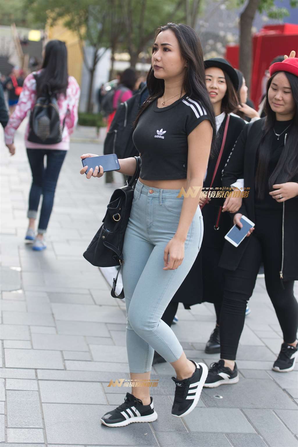 图片[1]-紧牛丰臀美女-街拍流行馆