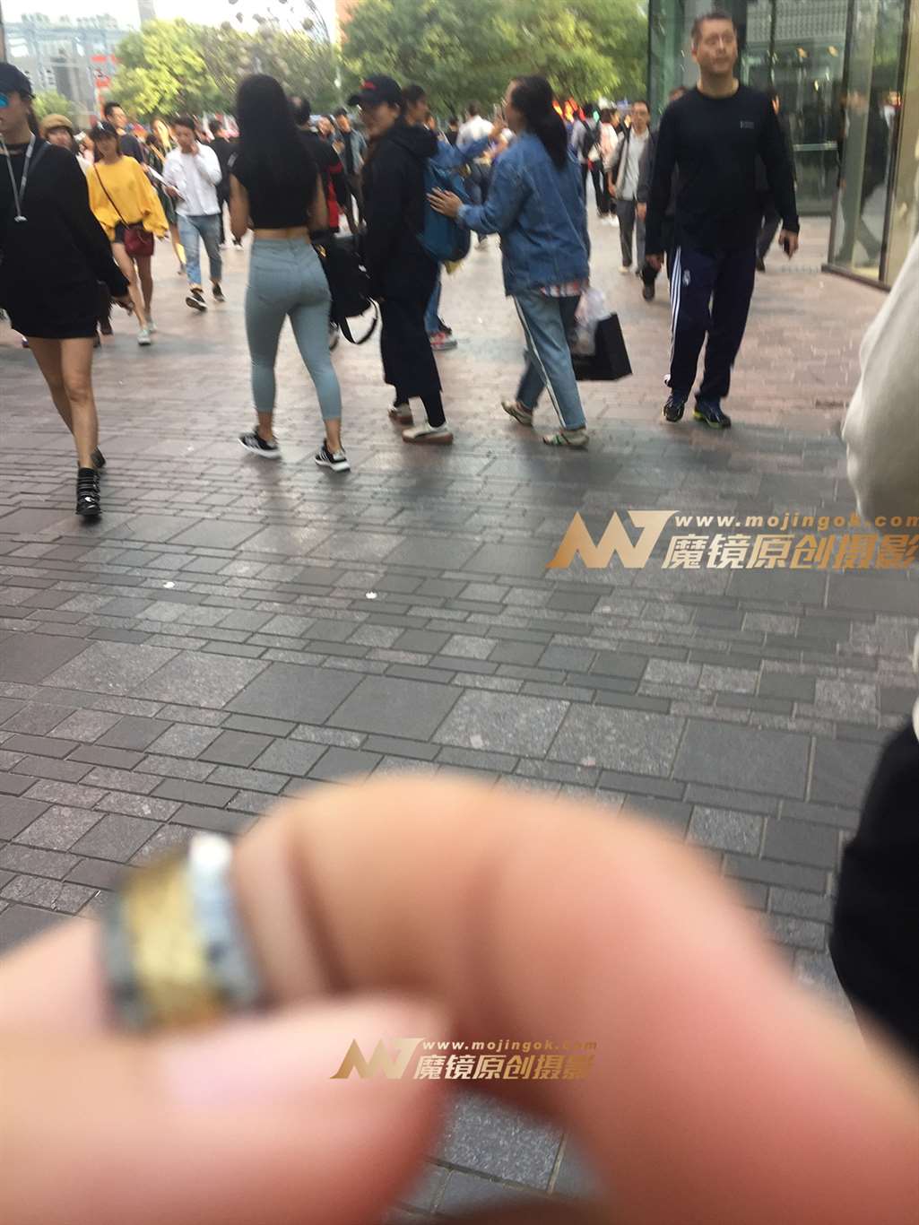 图片[3]-紧牛丰臀美女-街拍流行馆