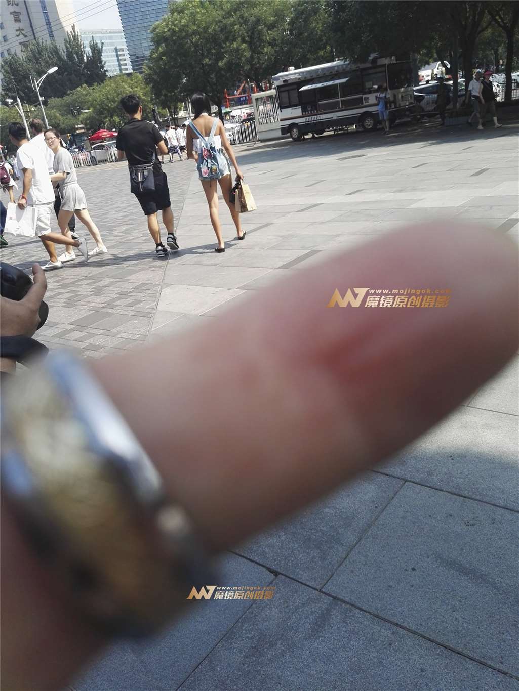 图片[3]-时尚性感月牙臀美女-街拍流行馆