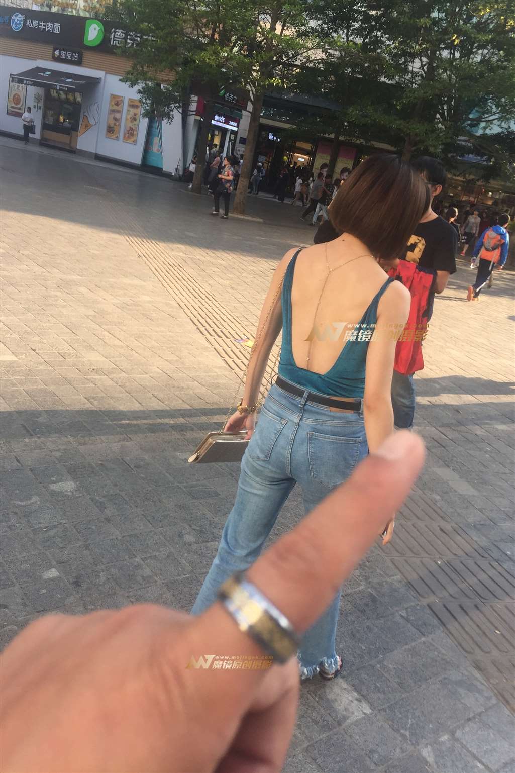 图片[3]-逆光拍摄露背长腿-街拍流行馆