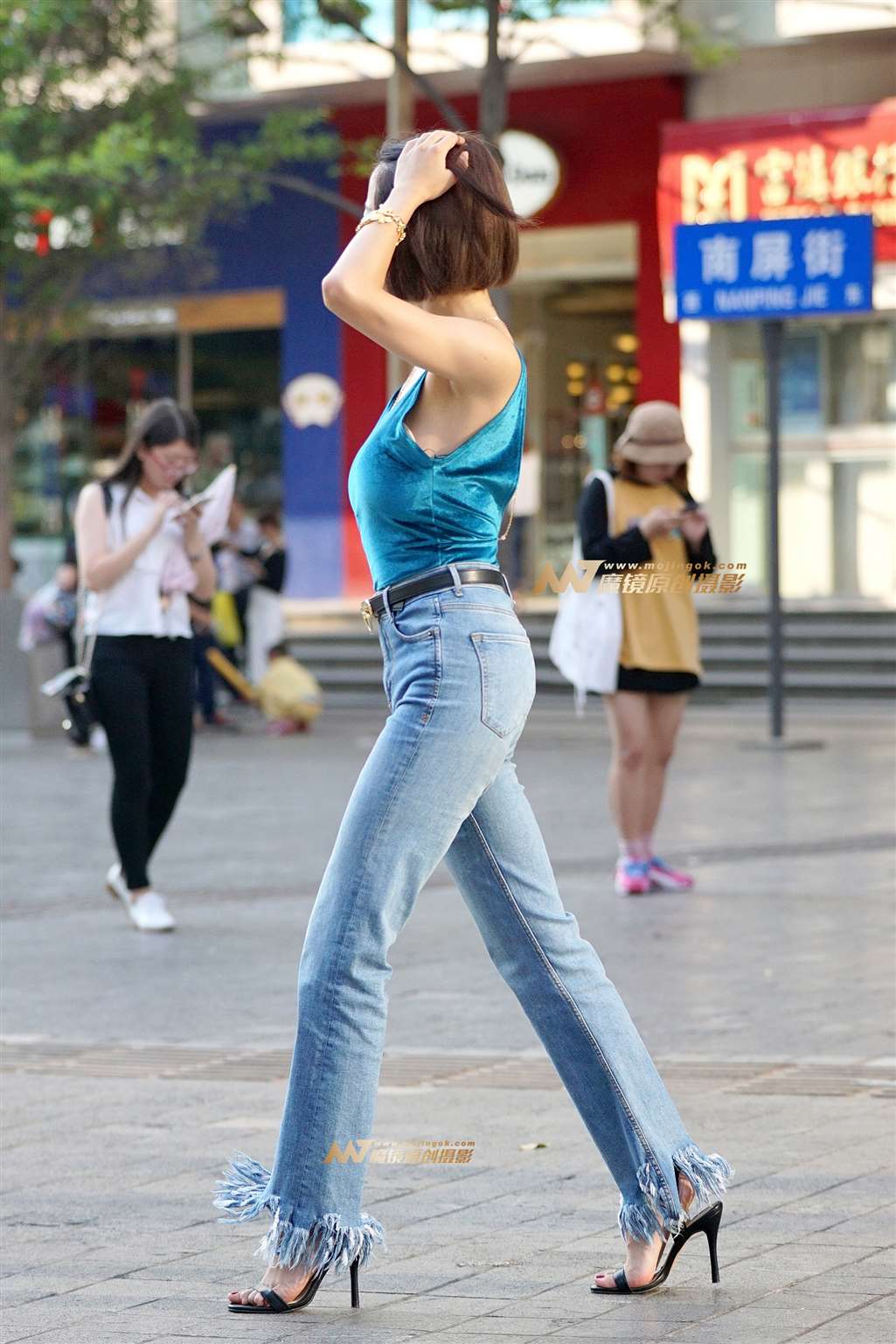 图片[1]-逆光拍摄露背长腿-街拍流行馆