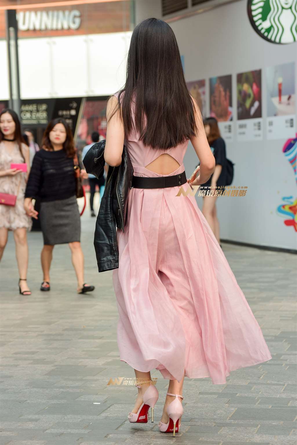 图片[5]-身材高挑的长裙气质美女-街拍流行馆