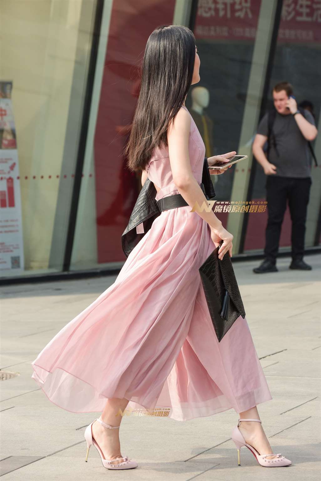 图片[2]-身材高挑的长裙气质美女-街拍流行馆